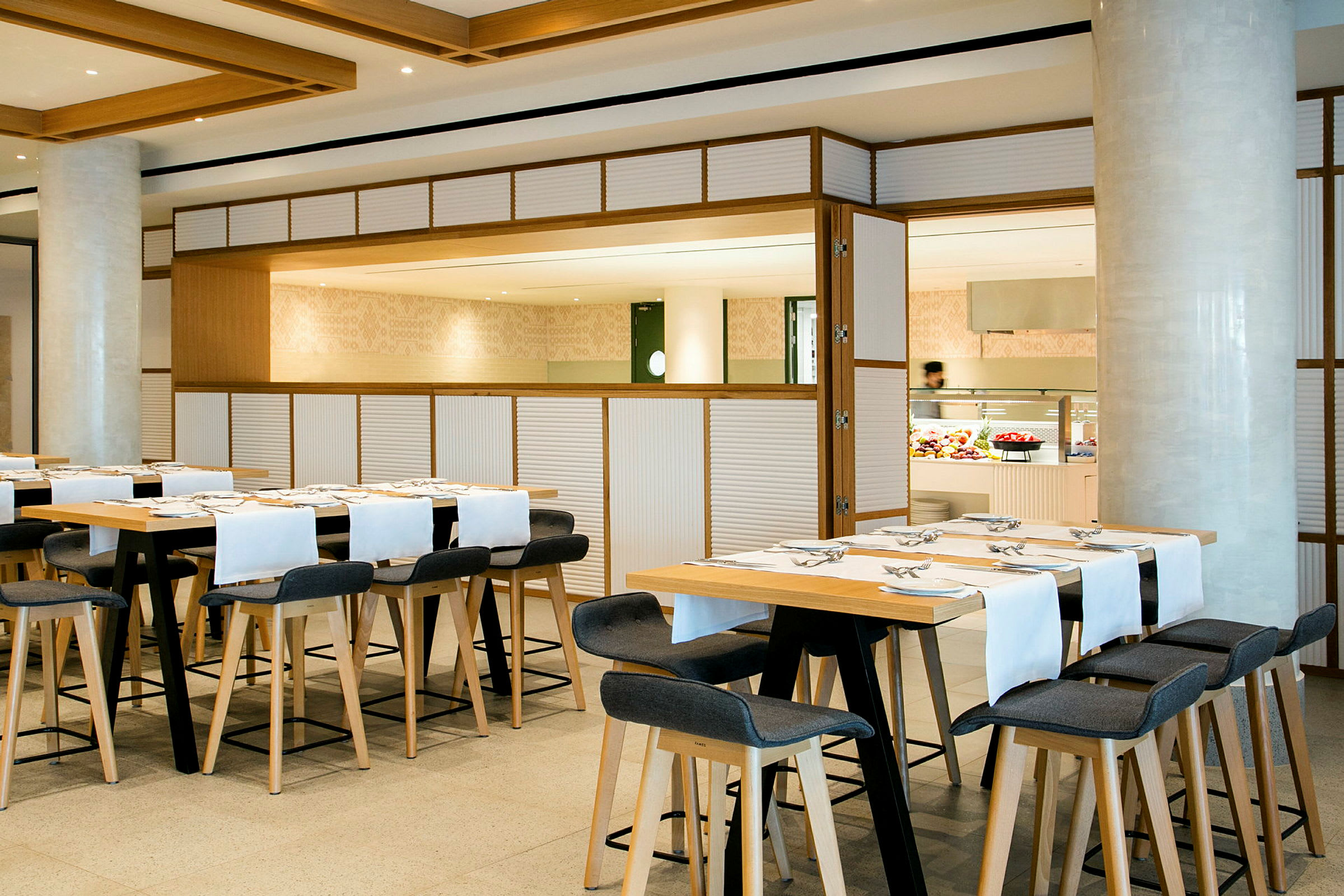 Modern restaurang med stilfulla träbord och stolar. (AI-genererad text)
