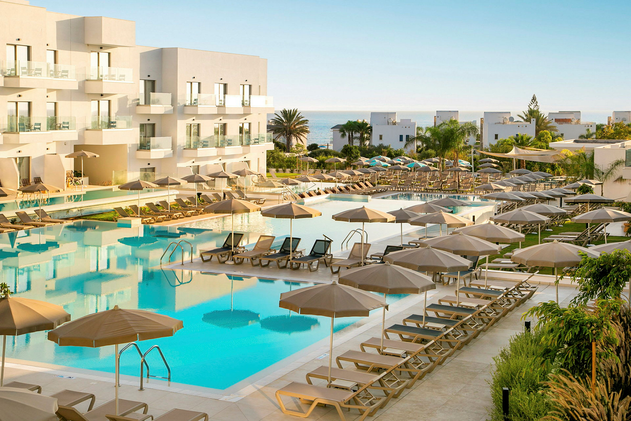 Bild av en hotellpool med solstolar och parasoller i ett semesterområde. (AI-genererad text)