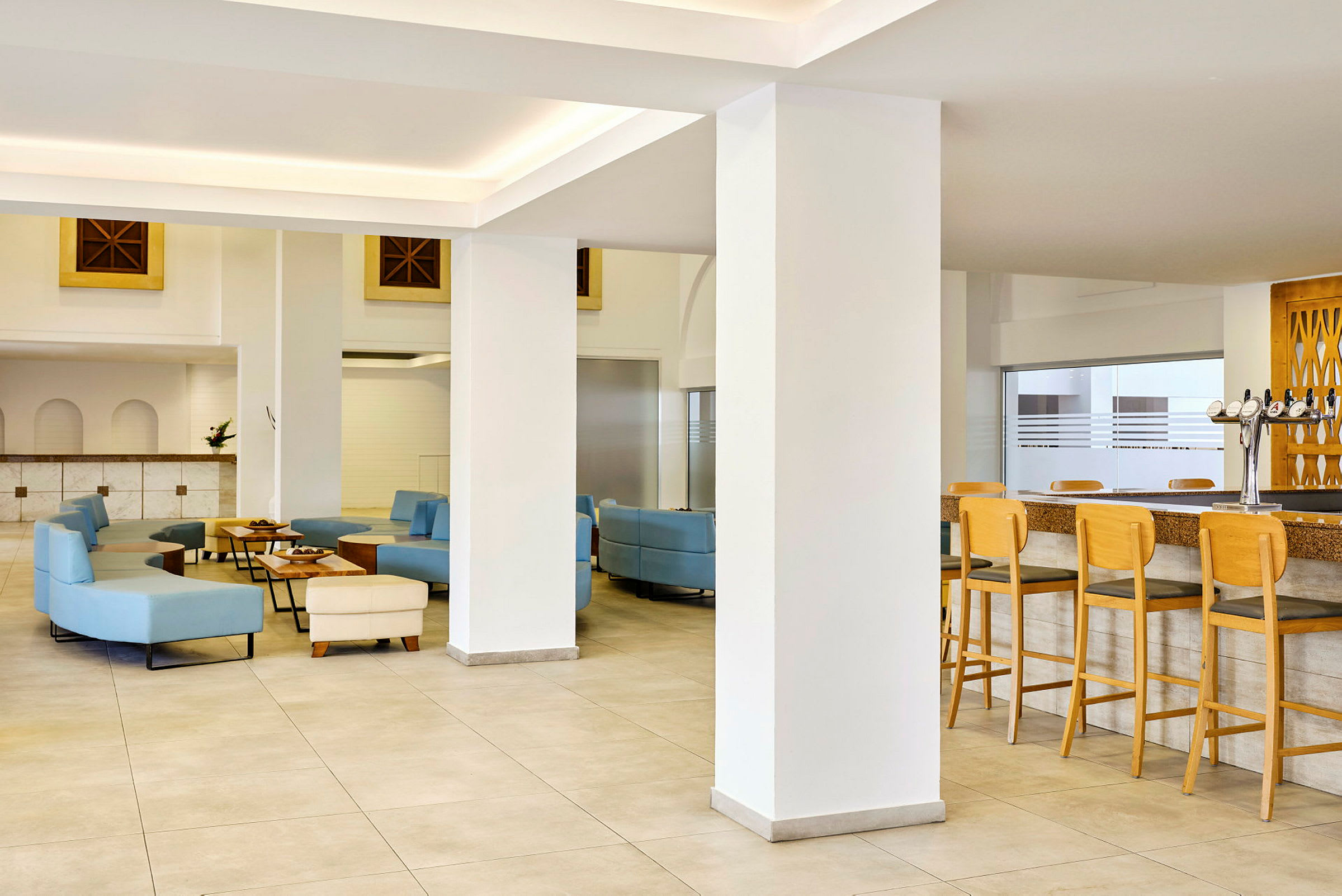 Hotellobby med sittgrupper och bar. (AI-genererad text)