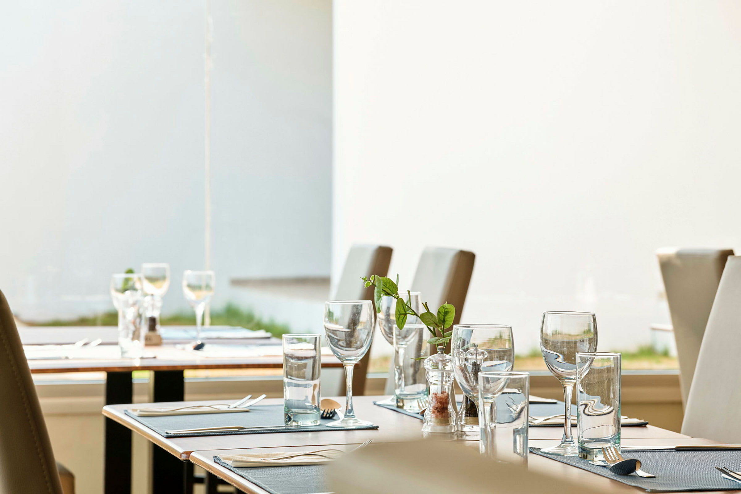 En närbild av dukade bord i en restaurang. (AI-genererad text)