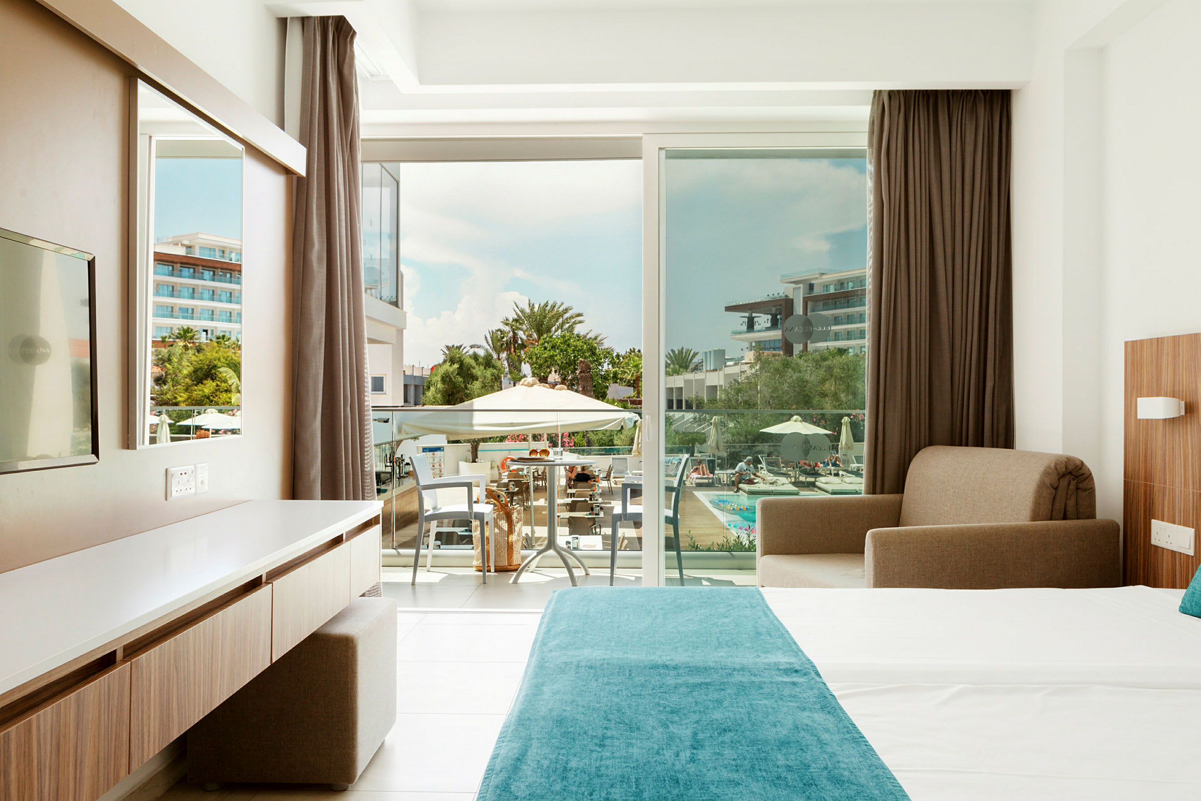 Hotellrum med utsikt över poolområdet. (AI-genererad text)