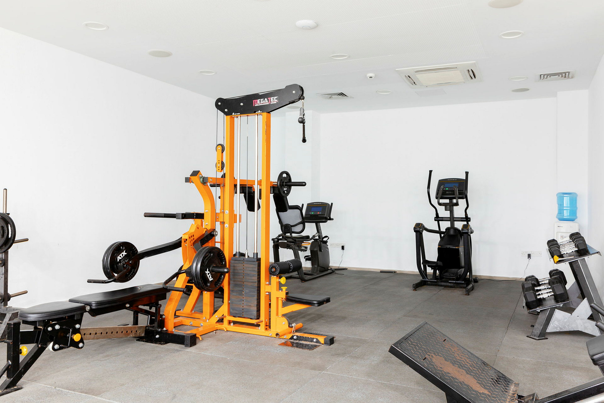 Bild av ett gym med träningsmaskiner och gymutrustning. (AI-genererad text)