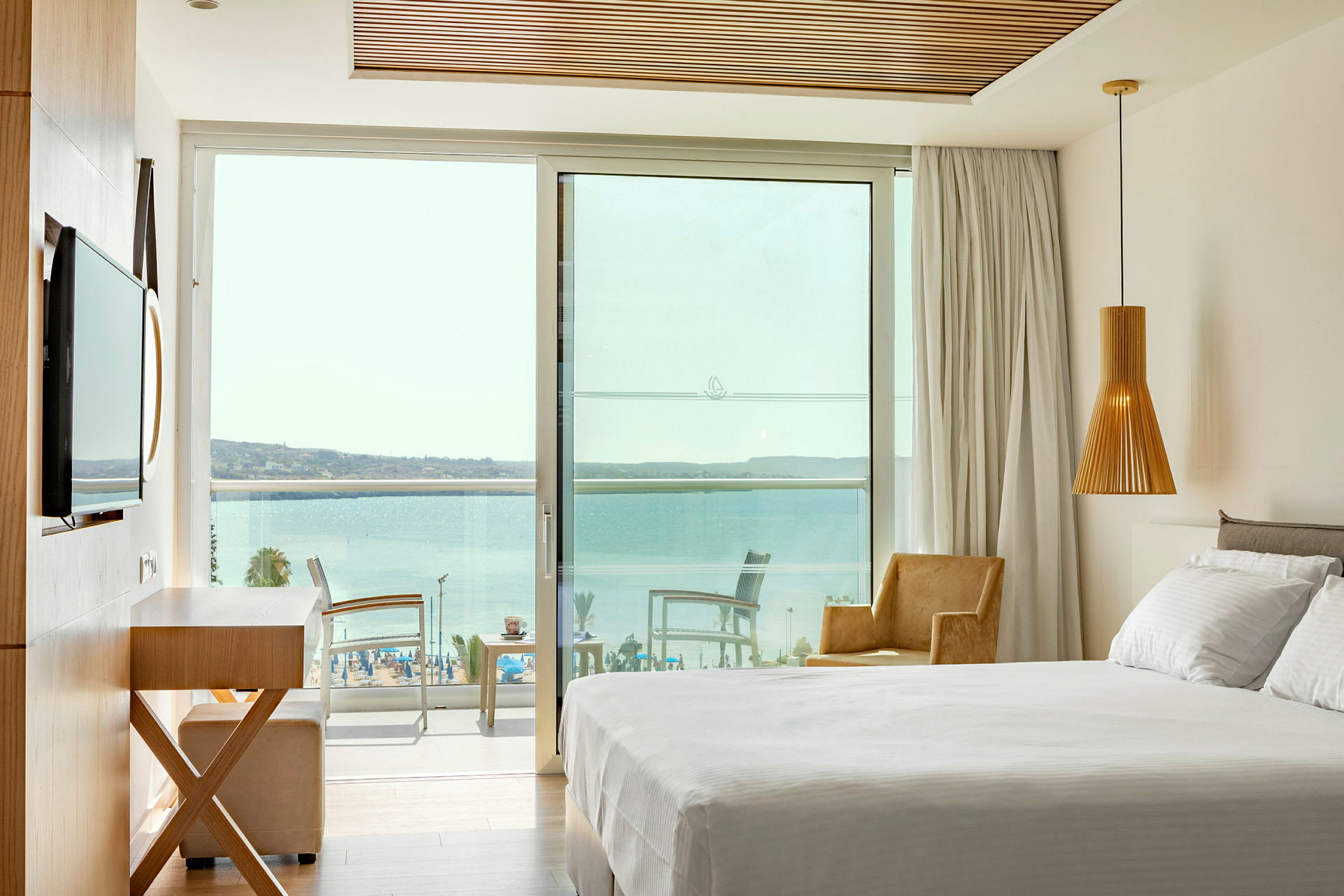 Hotellrum med utsikt över havet. (AI-genererad text)