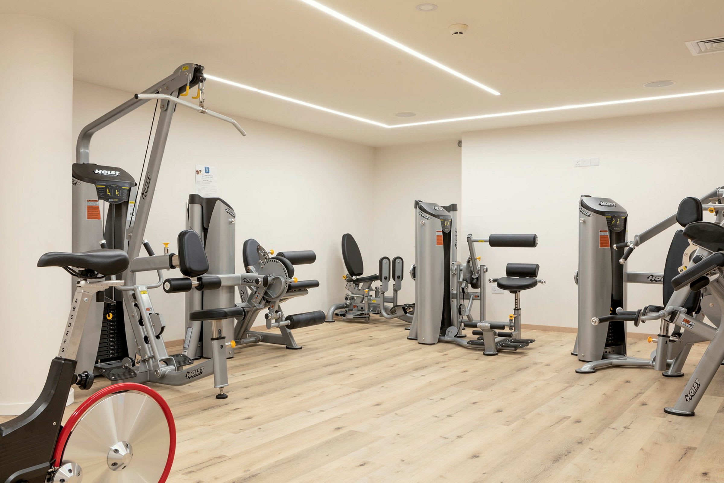 Gym med träningsmaskiner och träningsutrustning. (AI-genererad text)