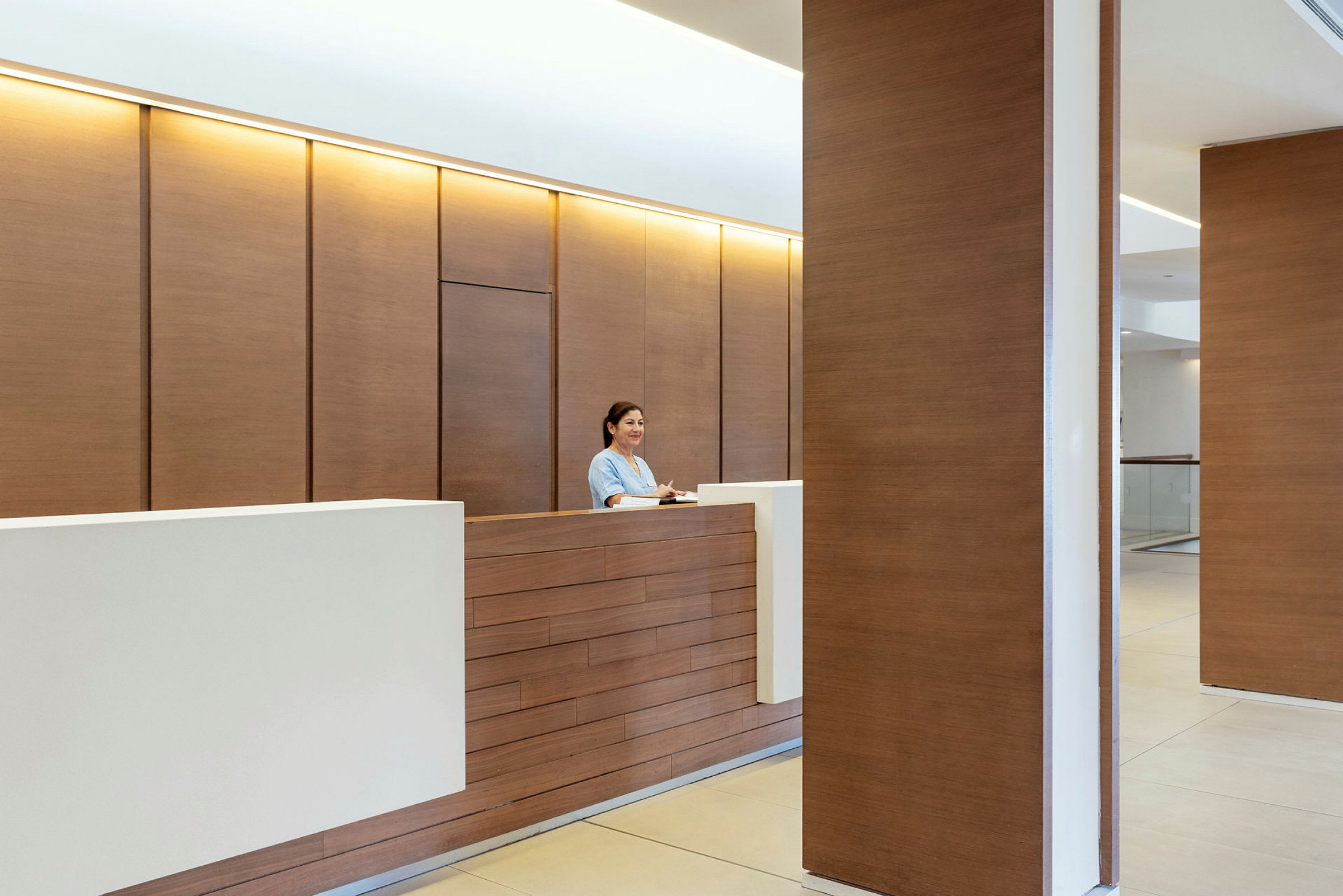 Reception med träpanel och modern inredning. (AI-genererad text)