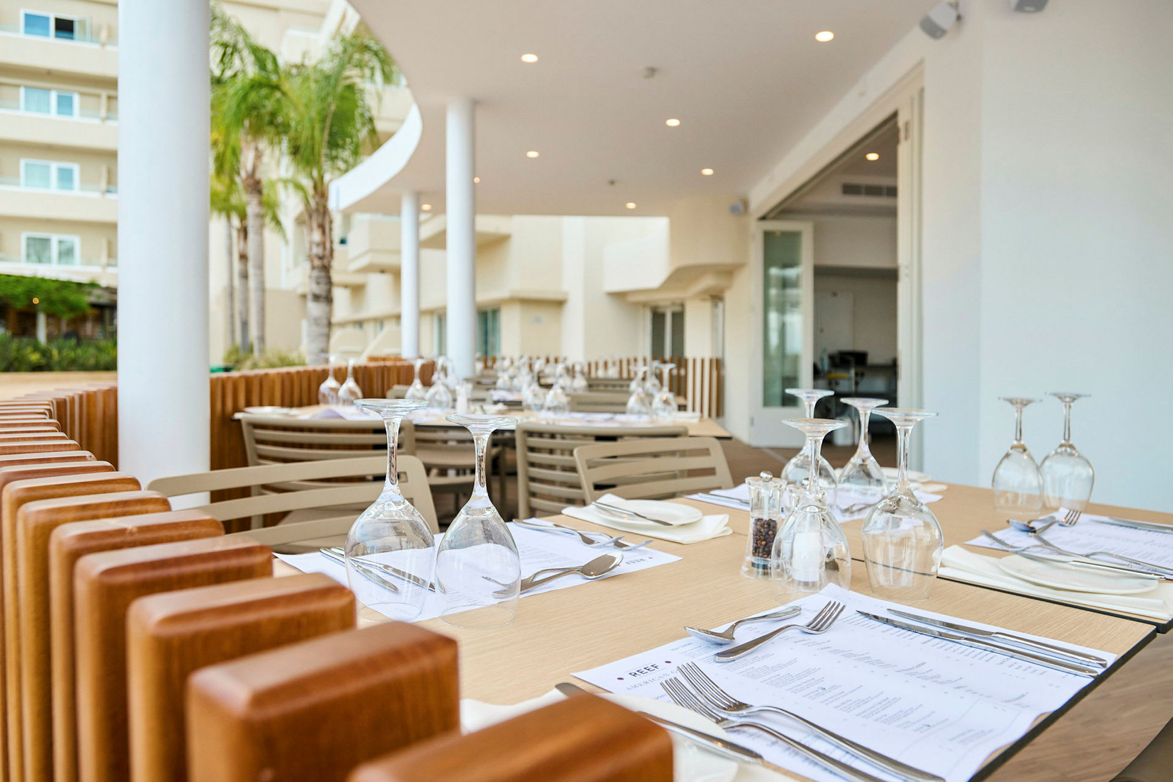 Ett dukat bord på en restaurang med uteservering. (AI-genererad text)