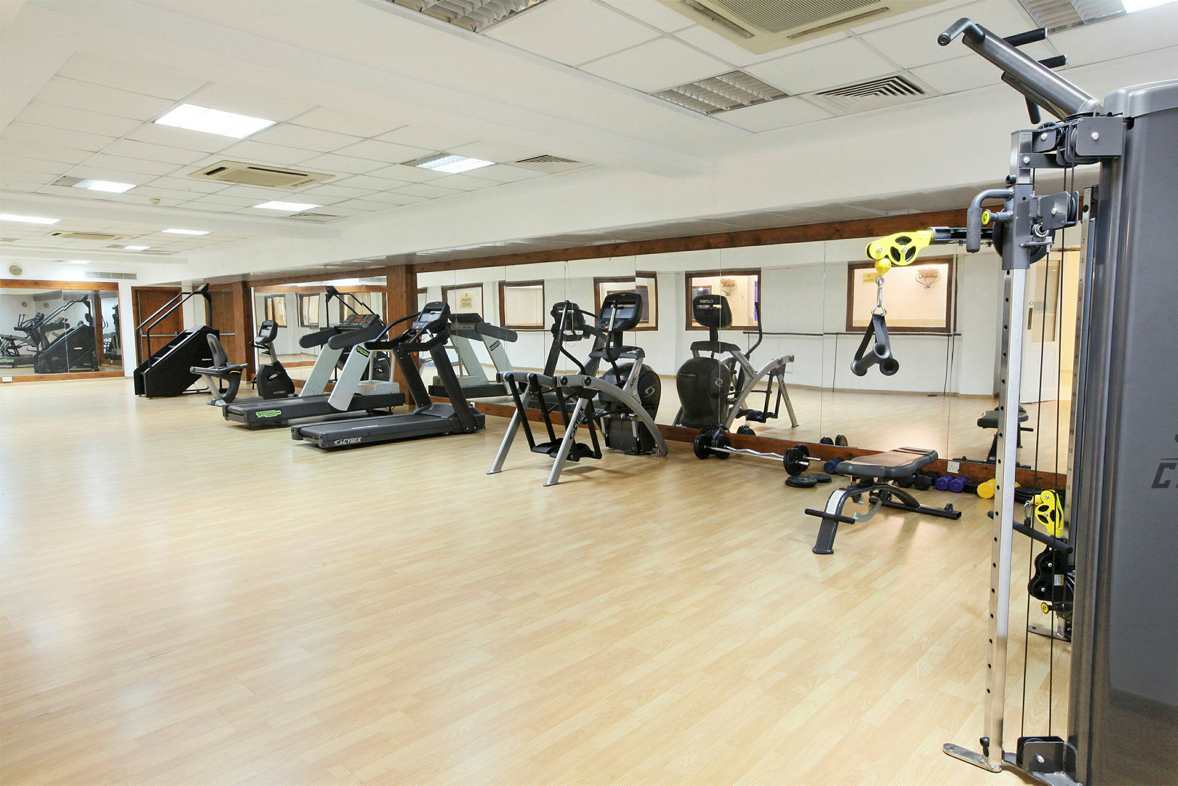 Ett gym med träningsmaskiner och träningsutrustning. (AI-genererad text)