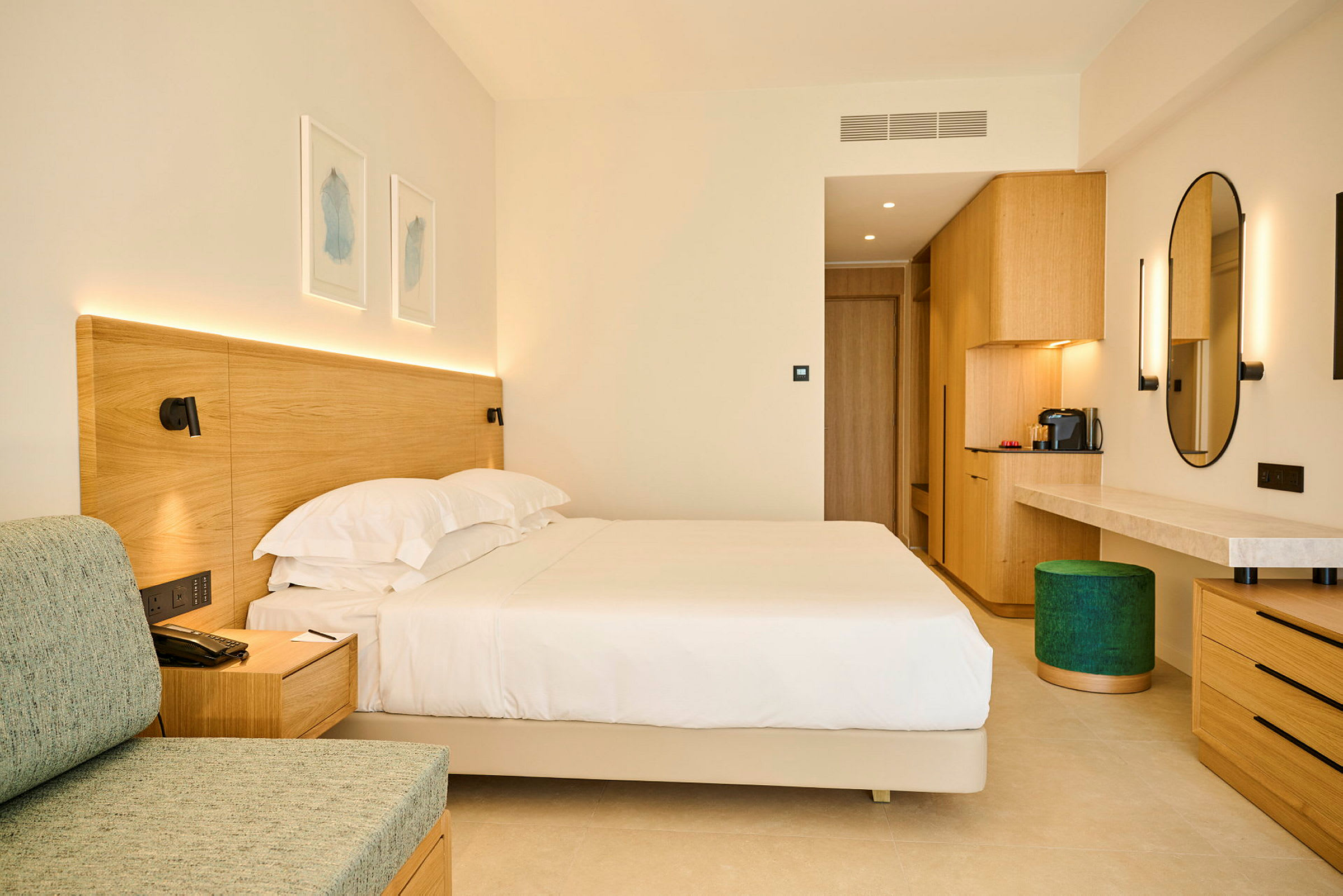 Ett hotellrum med en stor säng, trämöbler och en smakfull modern inredning. (AI-genererad text)