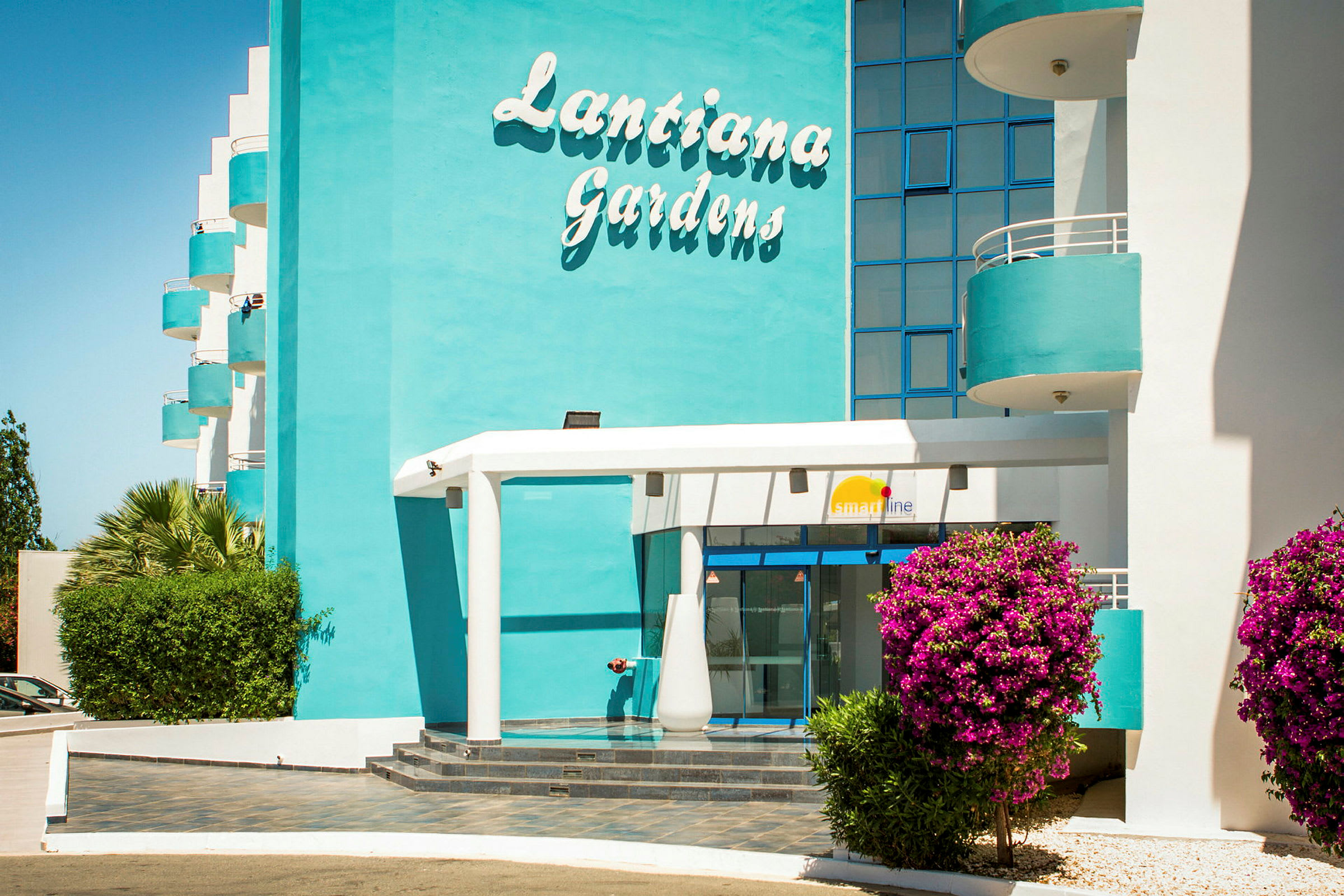Hotellbyggnad med skylt där det står 'Lantiana Gardens'. (AI-genererad text)