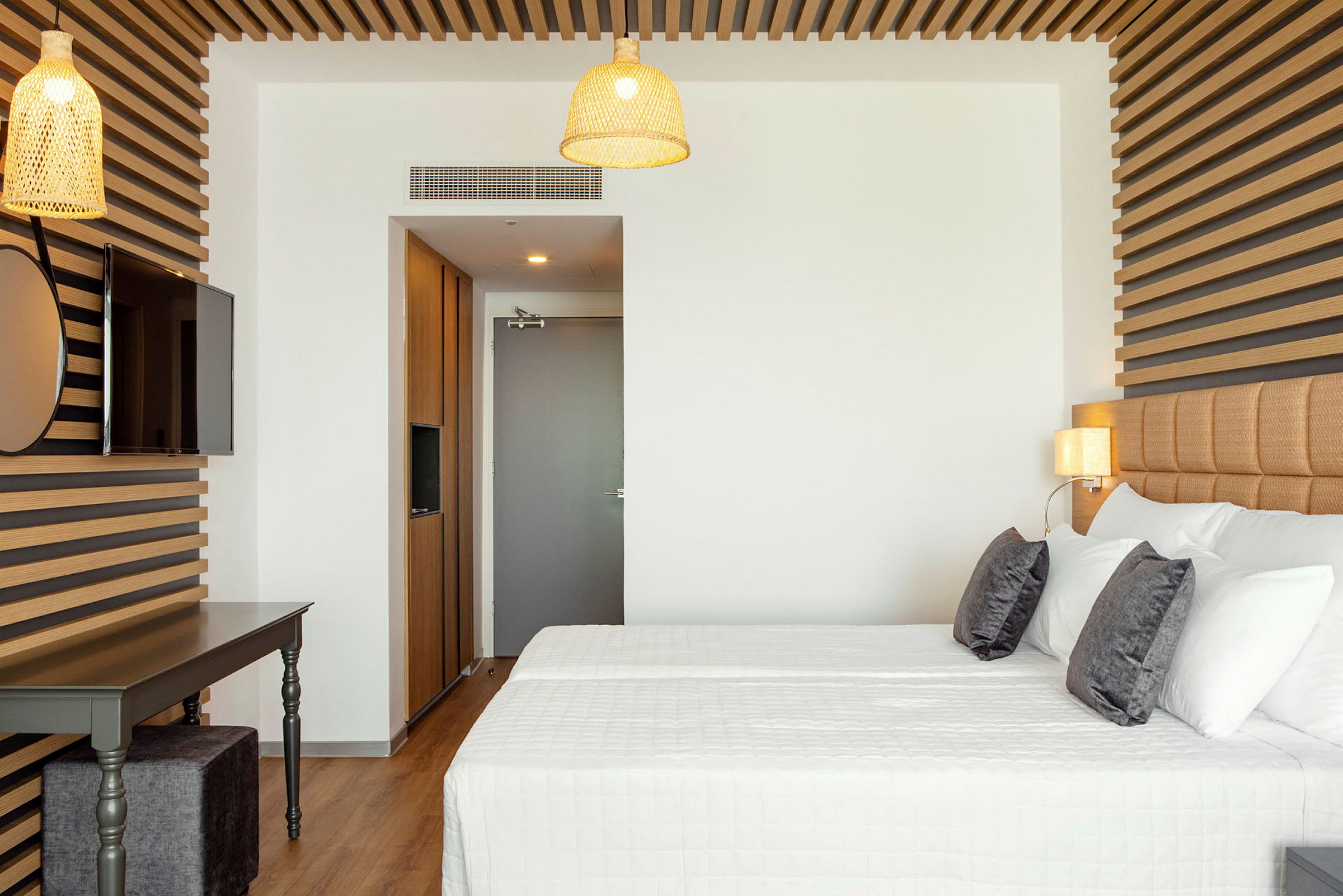 Modernt hotellrum med dubbelsäng, trädekorationer och lampor. (AI-genererad text)
