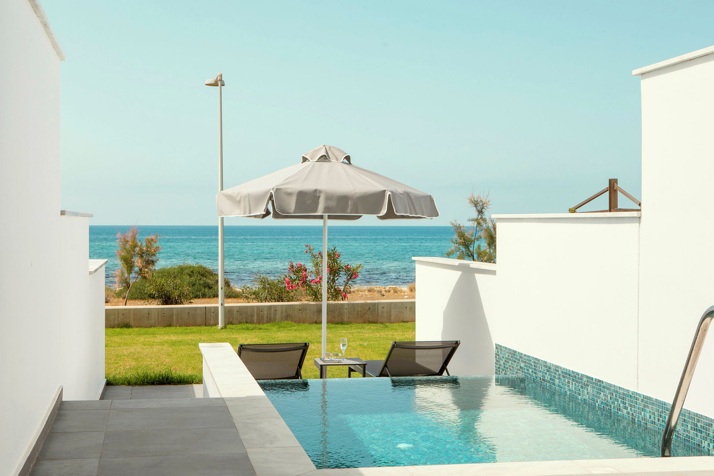 Privat pool med utsikt över hav och grönska. (AI-genererad text)