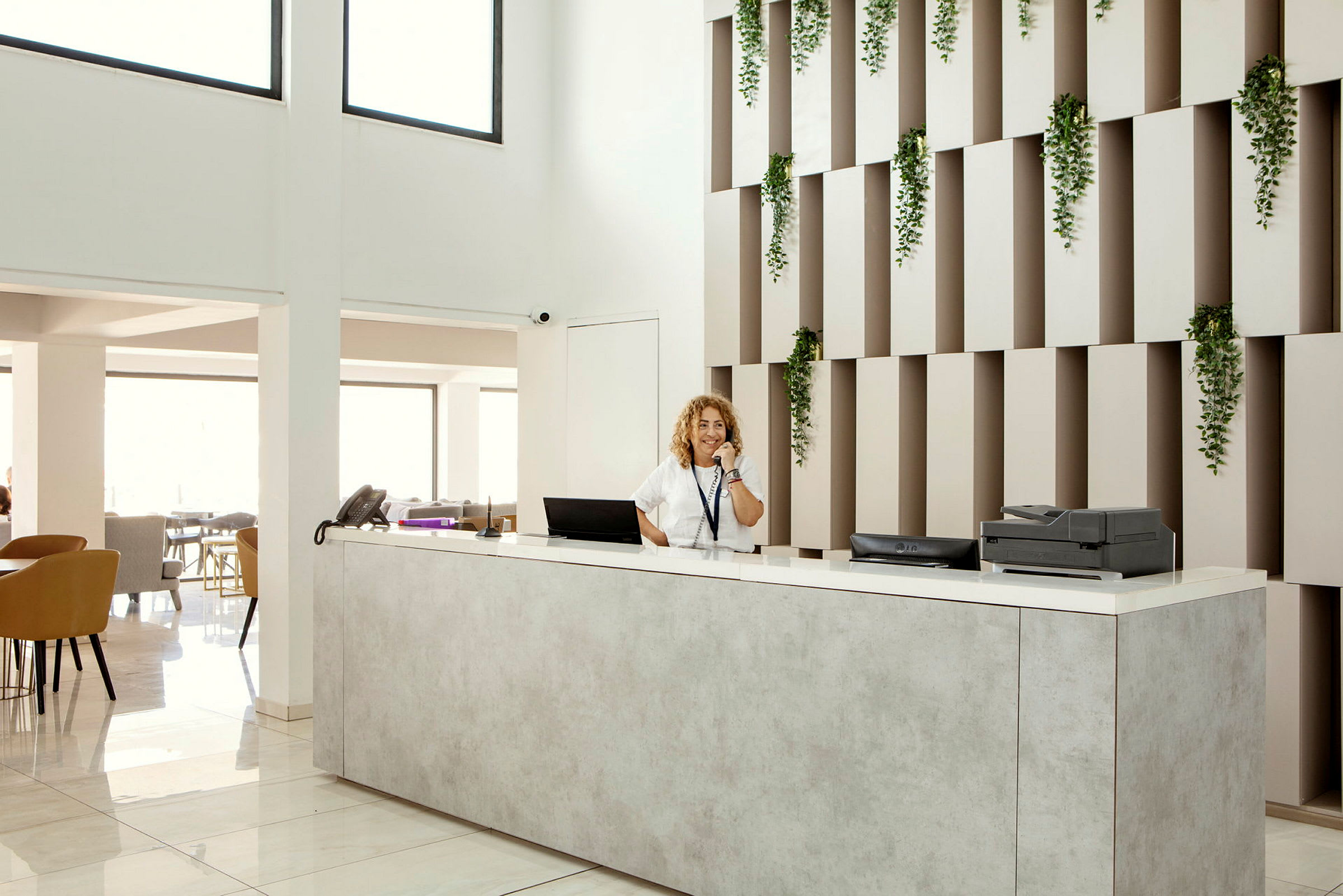 Lobby med receptionsdisk och inredningsdetaljer i modern stil. (AI-genererad text)