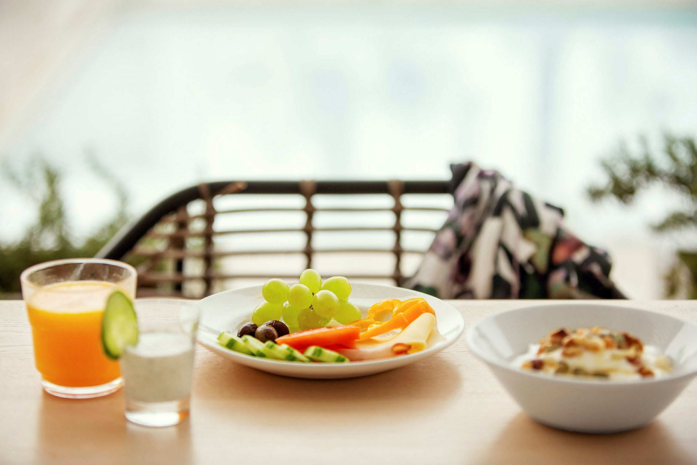 En frukost med frukt, grönsaker, ost och juice. (AI-genererad text)