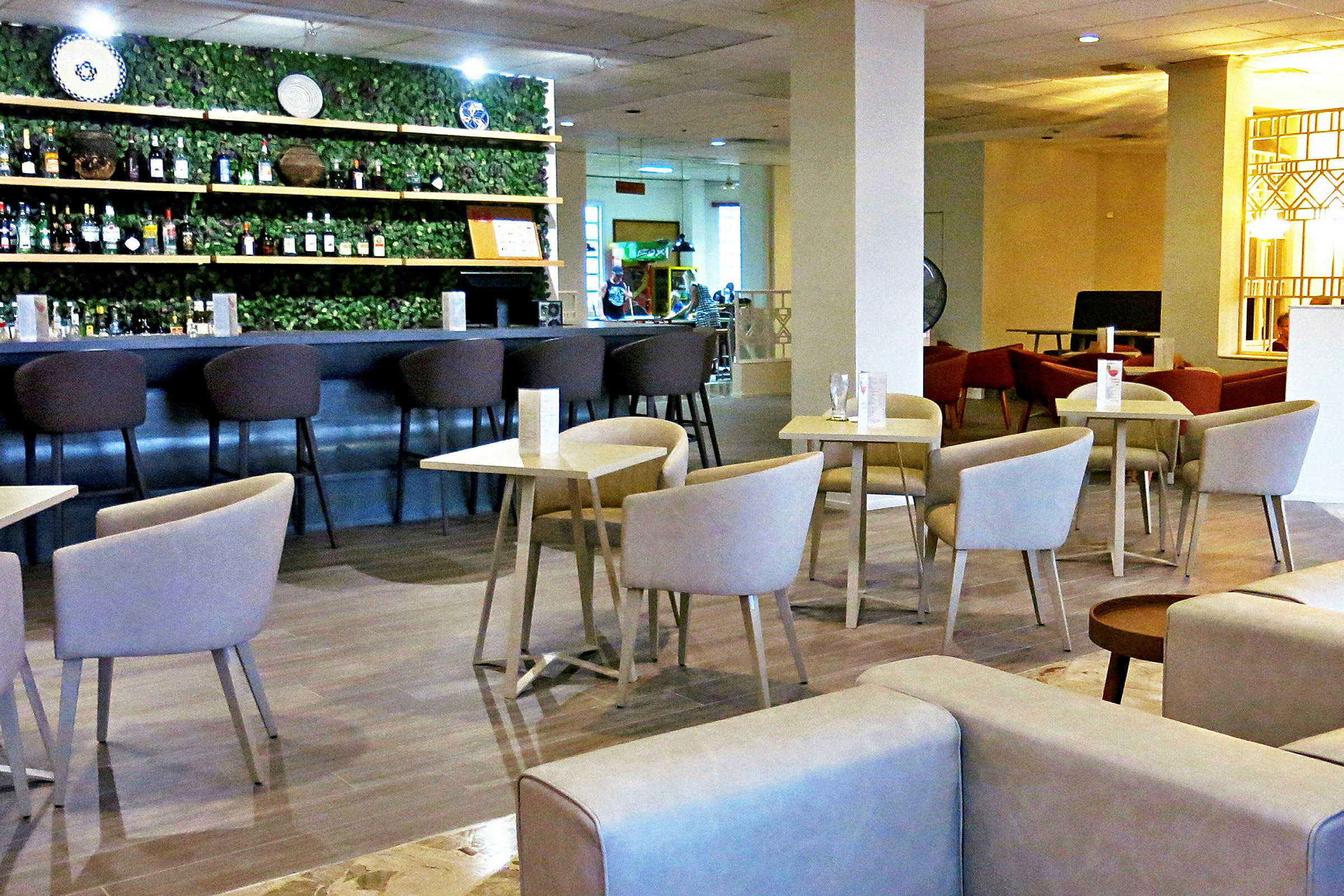 Ett modernt café med bar och sittplatser. (AI-genererad text)