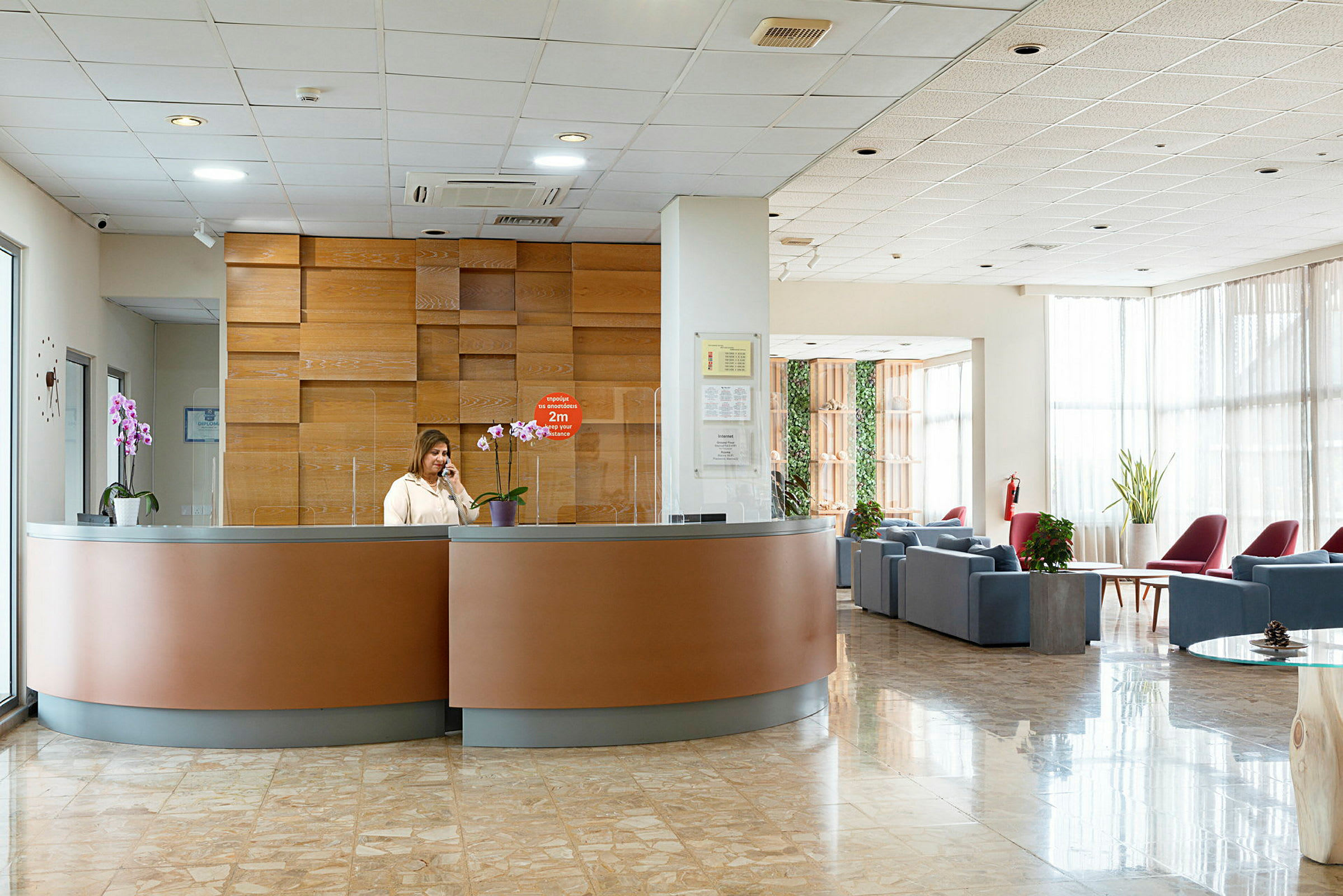 Reception i ett modernt hotell med sittgrupp i bakgrunden. (AI-genererad text)