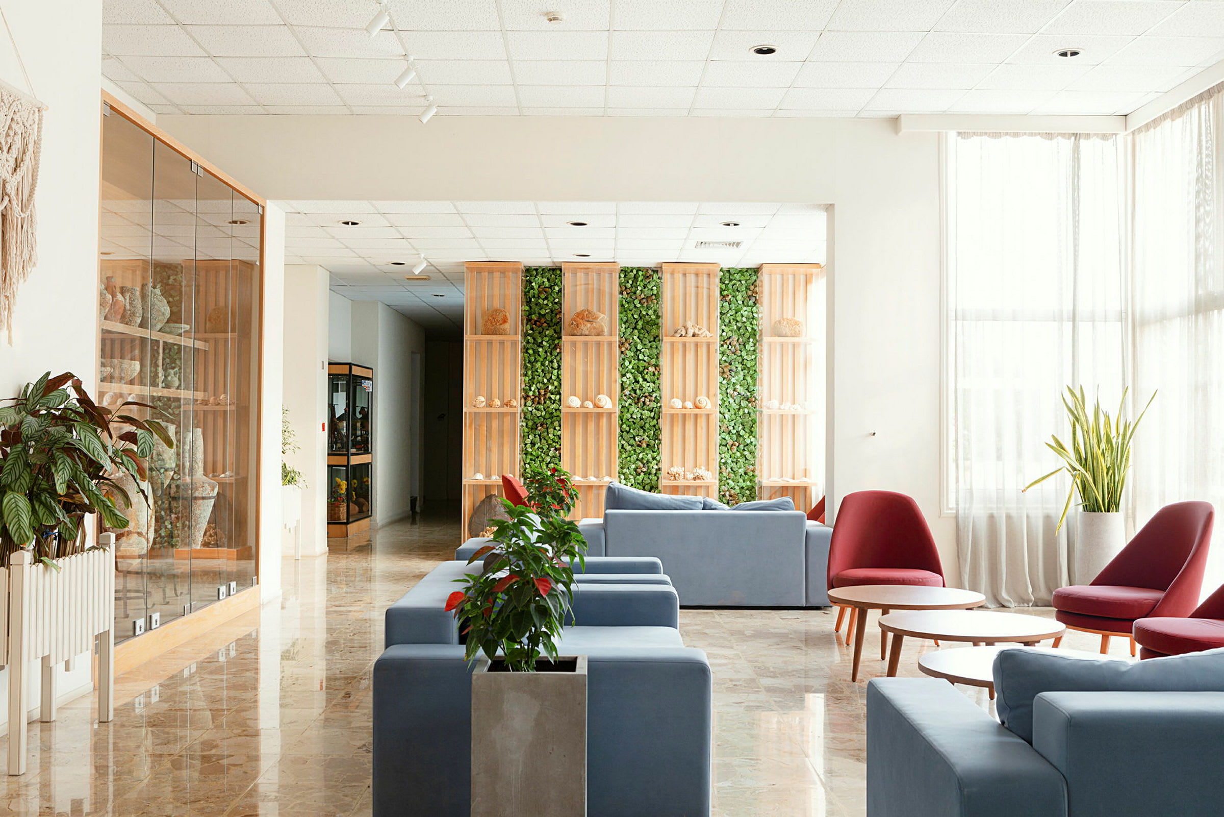 Hotellets lobby med moderna möbler och växtinredning. (AI-genererad text)