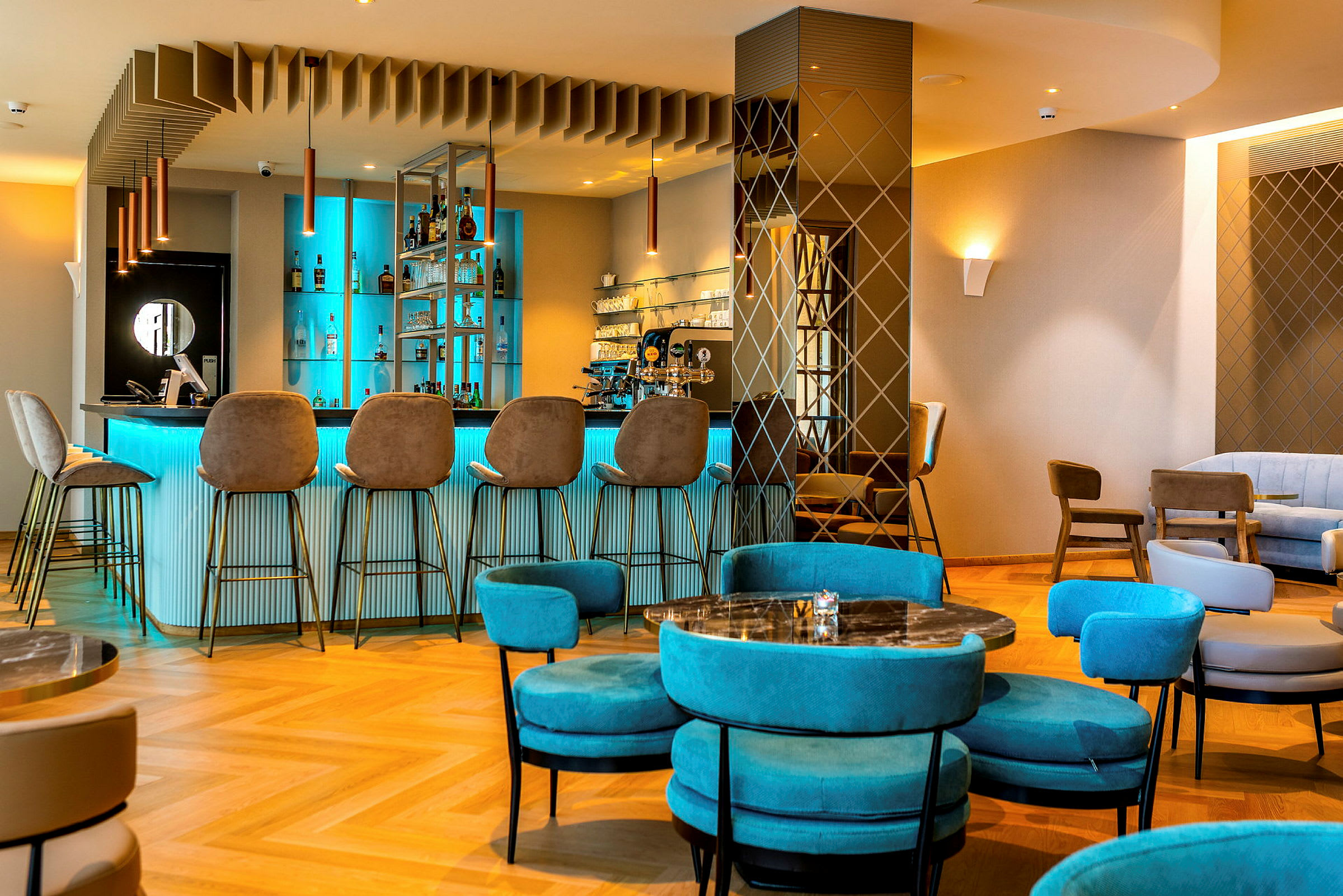 Modern lobby med en stilig bar och bekväma sittgrupper. (AI-genererad text)