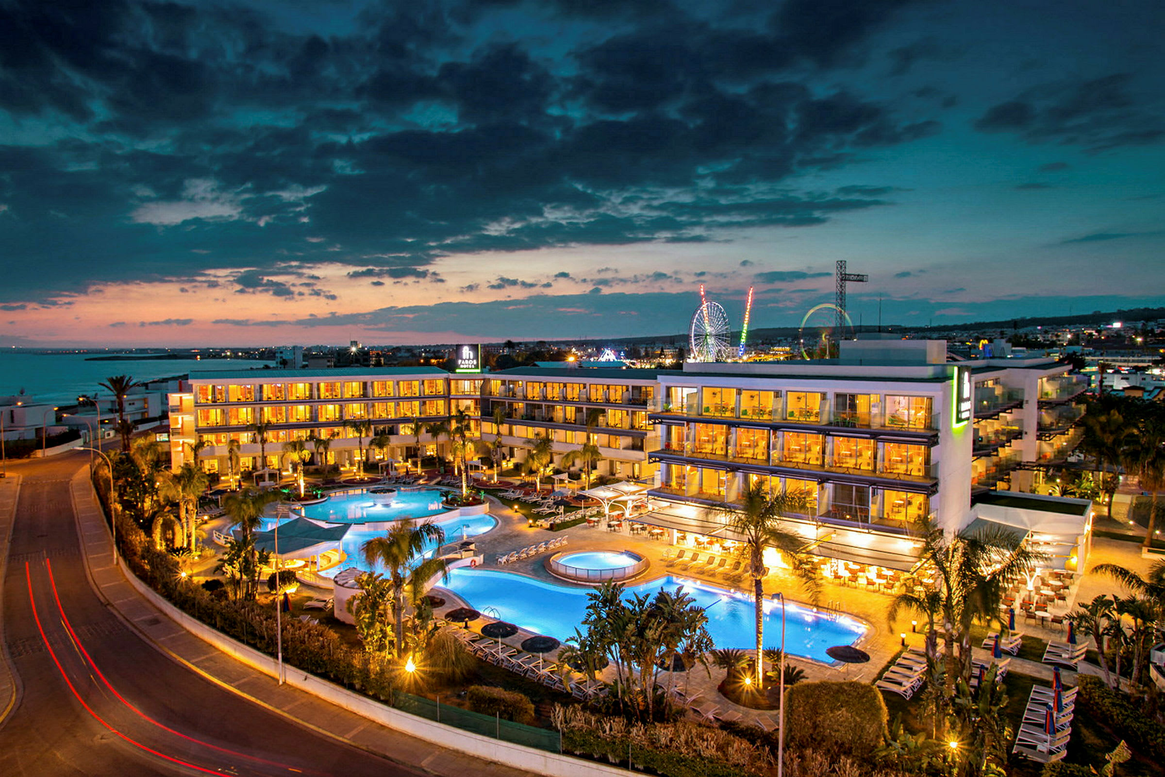 Hotellbyggnad med poolområde i kvällsljus. (AI-genererad text)