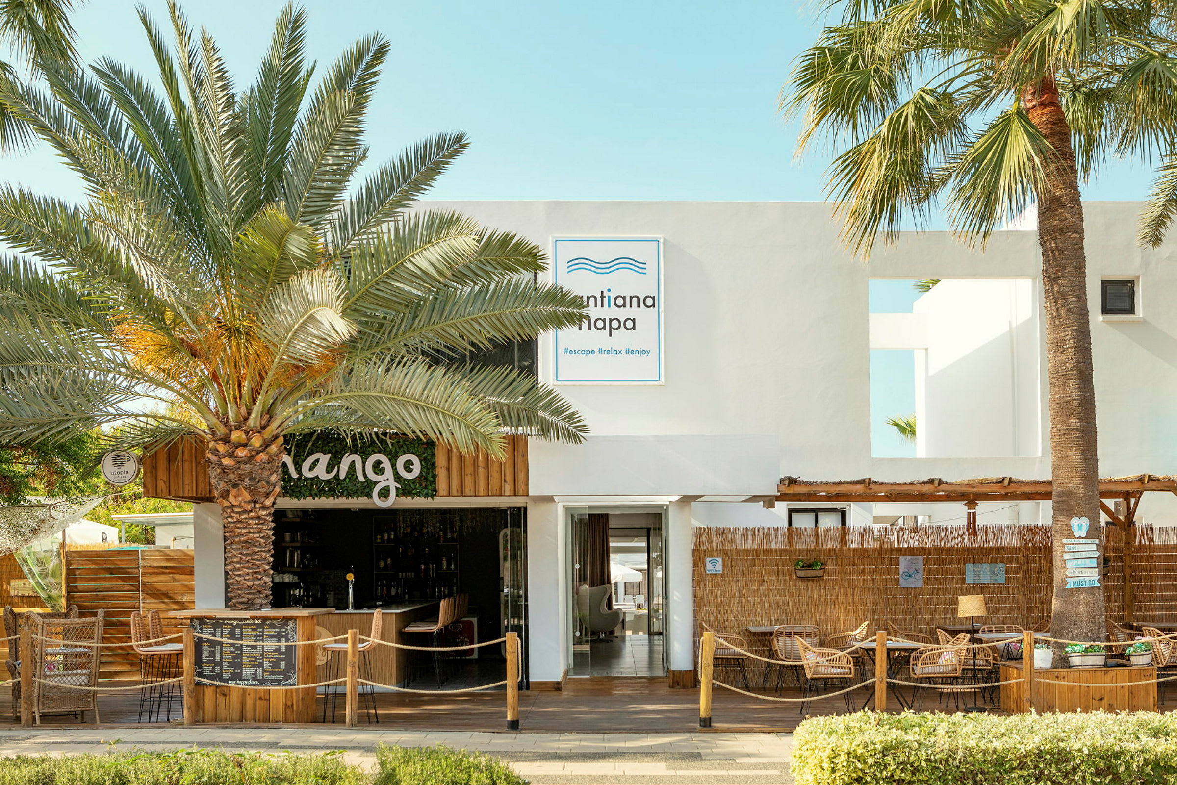 Utomhusvägg med restaurang och palmer. (AI-genererad text)