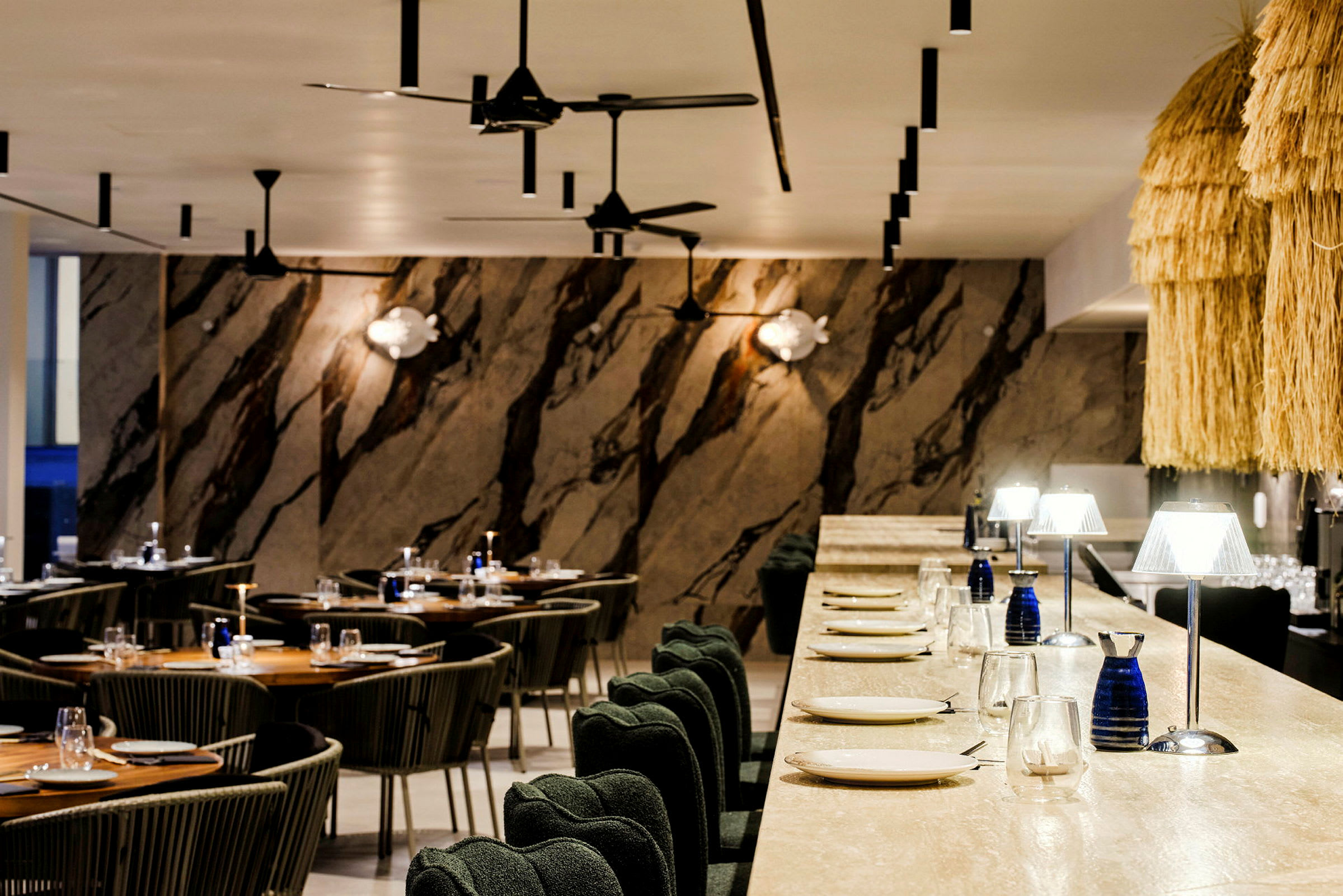 Bild av en elegant restaurangmiljö med marmorinredning och bord med sittplatser. (AI-genererad text)