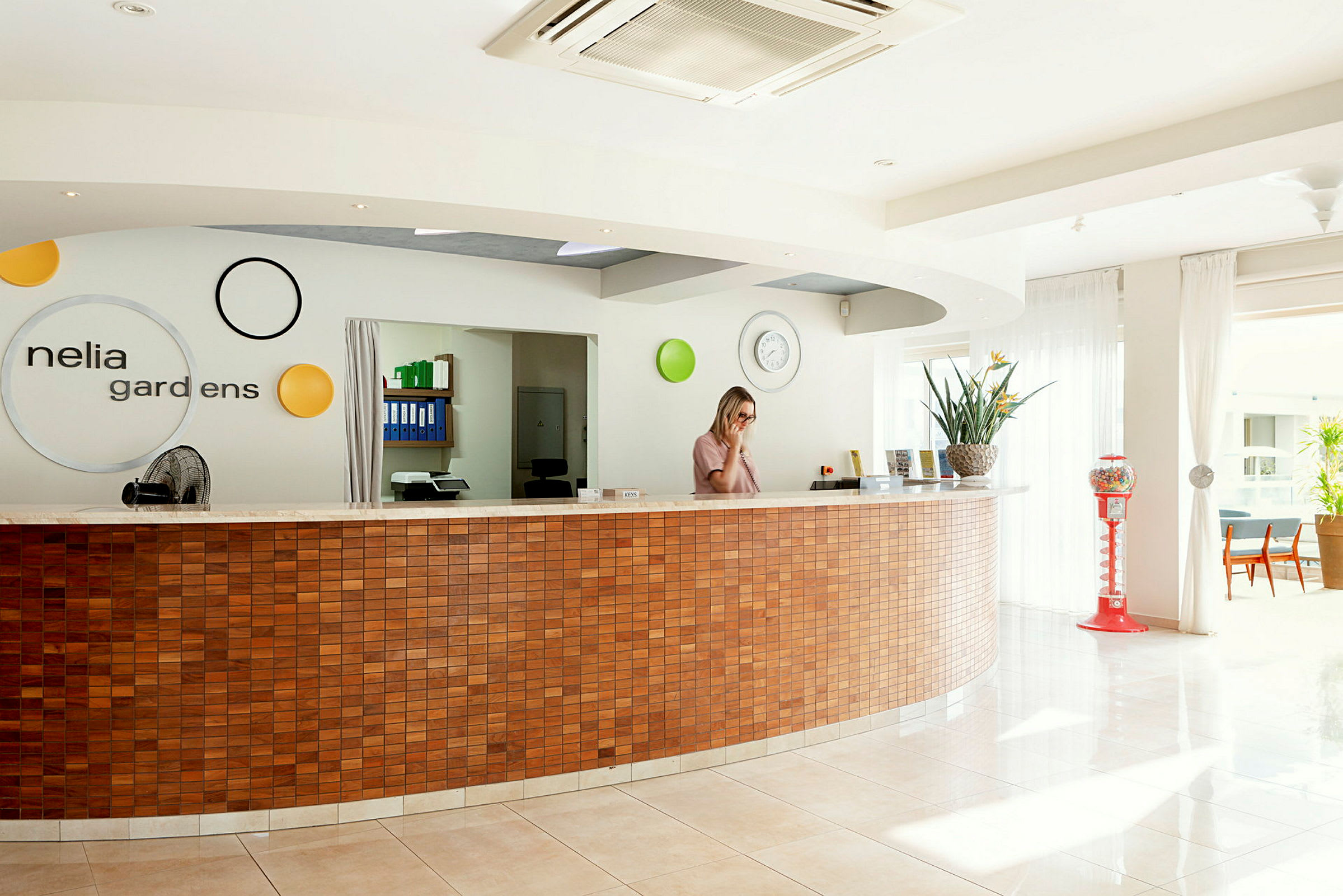 Receptionen på hotellet med en träpanel och dekorationer på väggen. (AI-genererad text)
