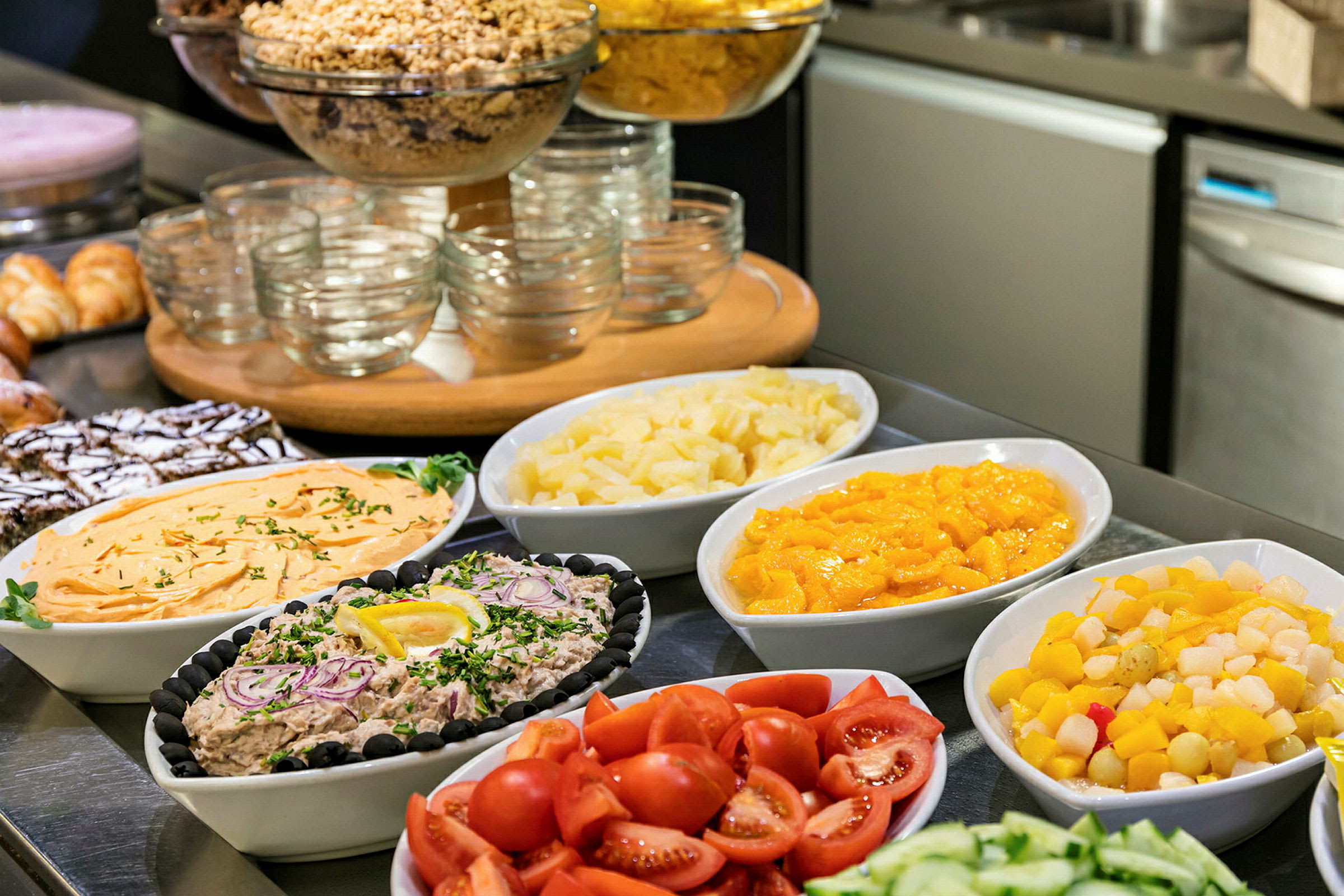 Buffé med olika maträtter och frukt. (AI-genererad text)