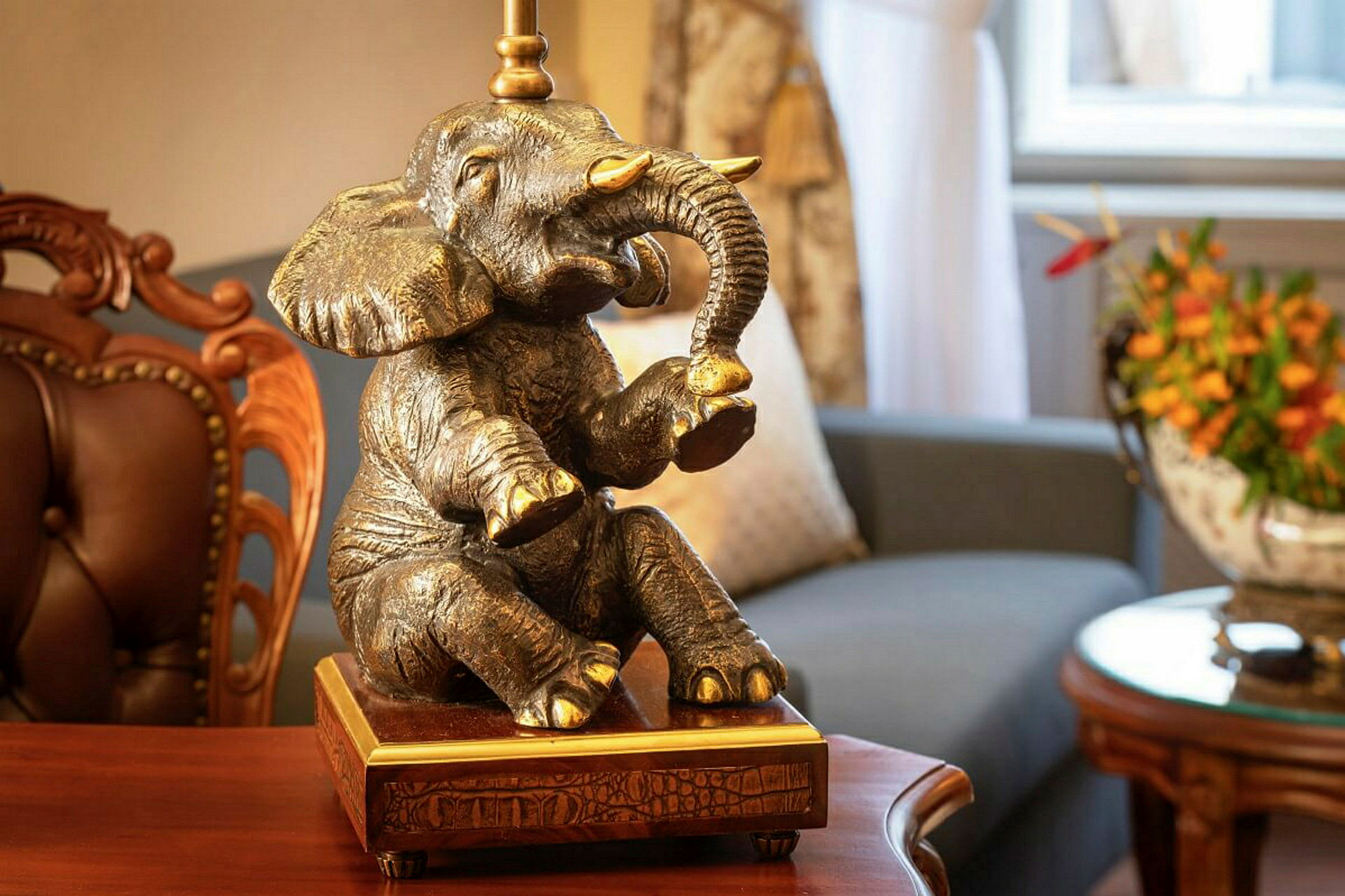 En dekorativ lampa i form av en elefant placerad i ett rum med möbler. (AI-genererad text)