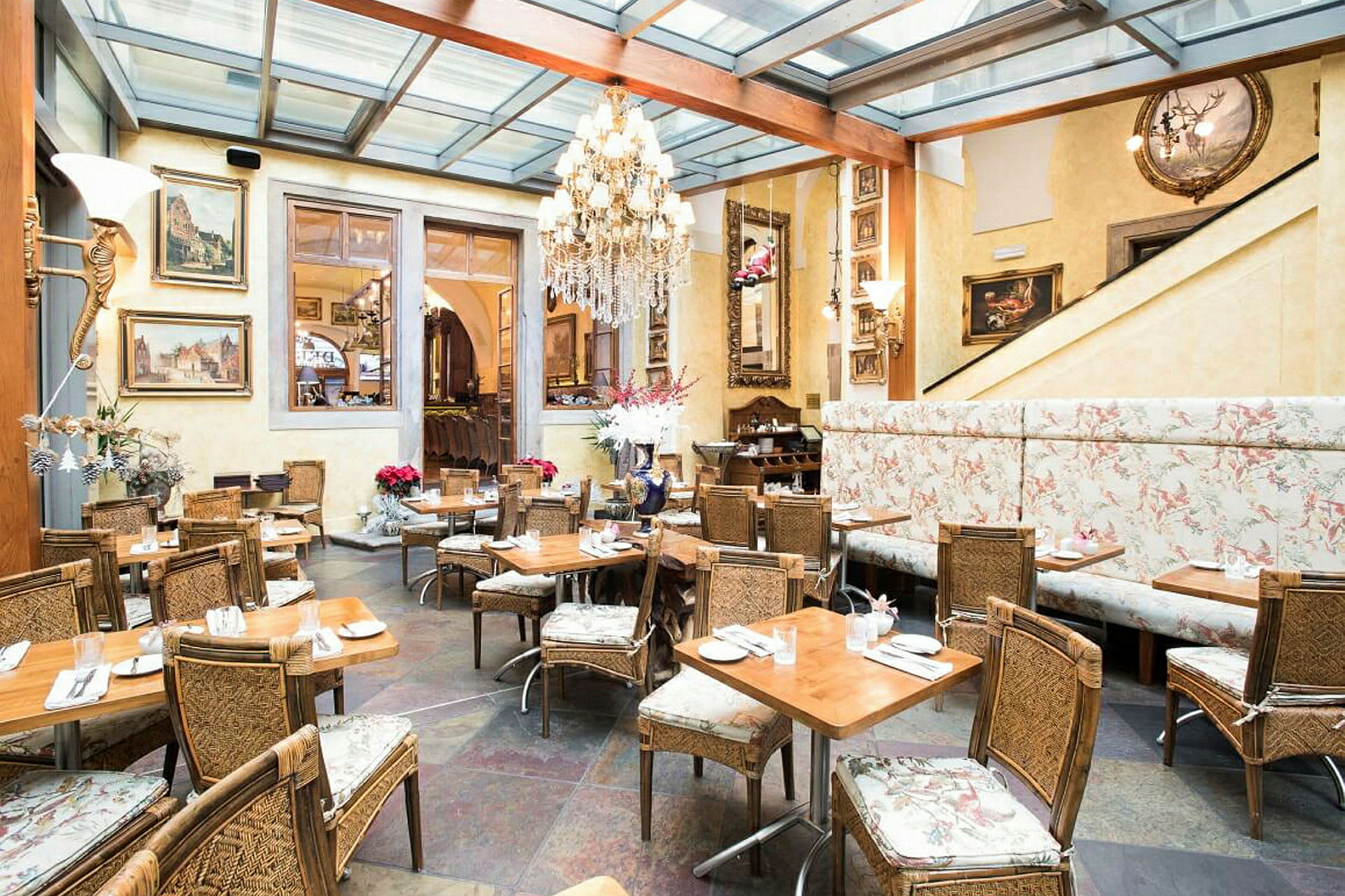 Elegant inredd restaurang med panoramatak, målningar på väggarna och rustika sittplatser. (AI-genererad text)