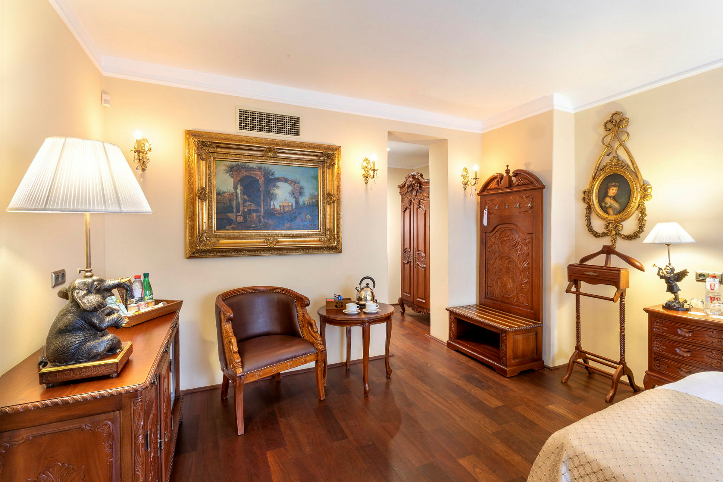 Ett elegant hotellrum med klassisk inredning och trämöbler. (AI-genererad text)