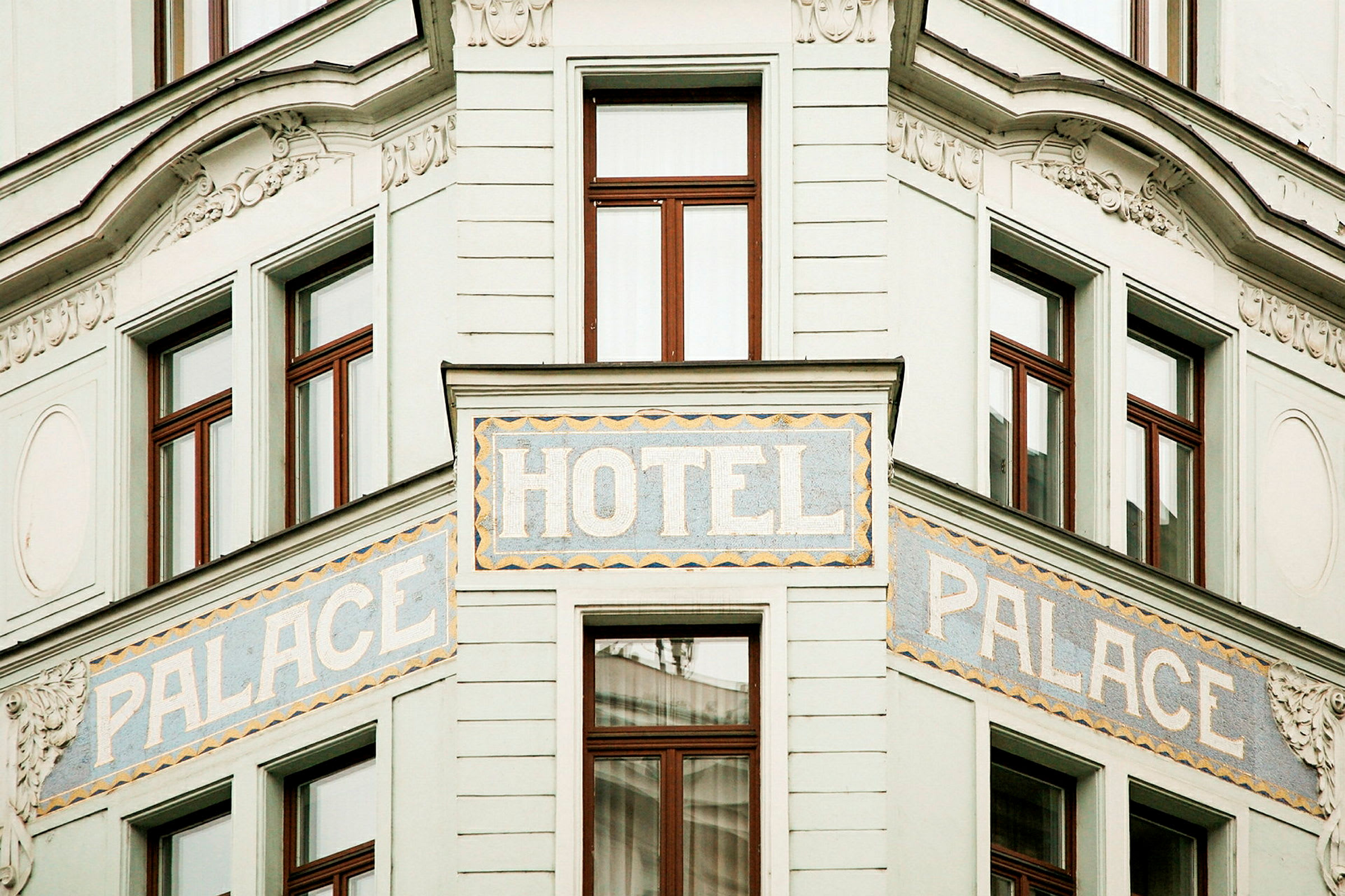 Ett byggnadshörn med en skylt där det står "Hotel Palace". (AI-genererad text)