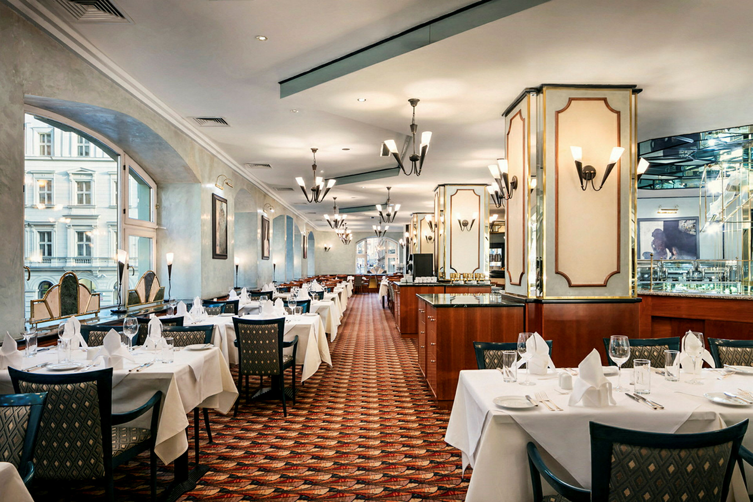 Ett elegant inrett restauranginteriör med dukade bord, stolar och smakfull belysning. (AI-genererad text)