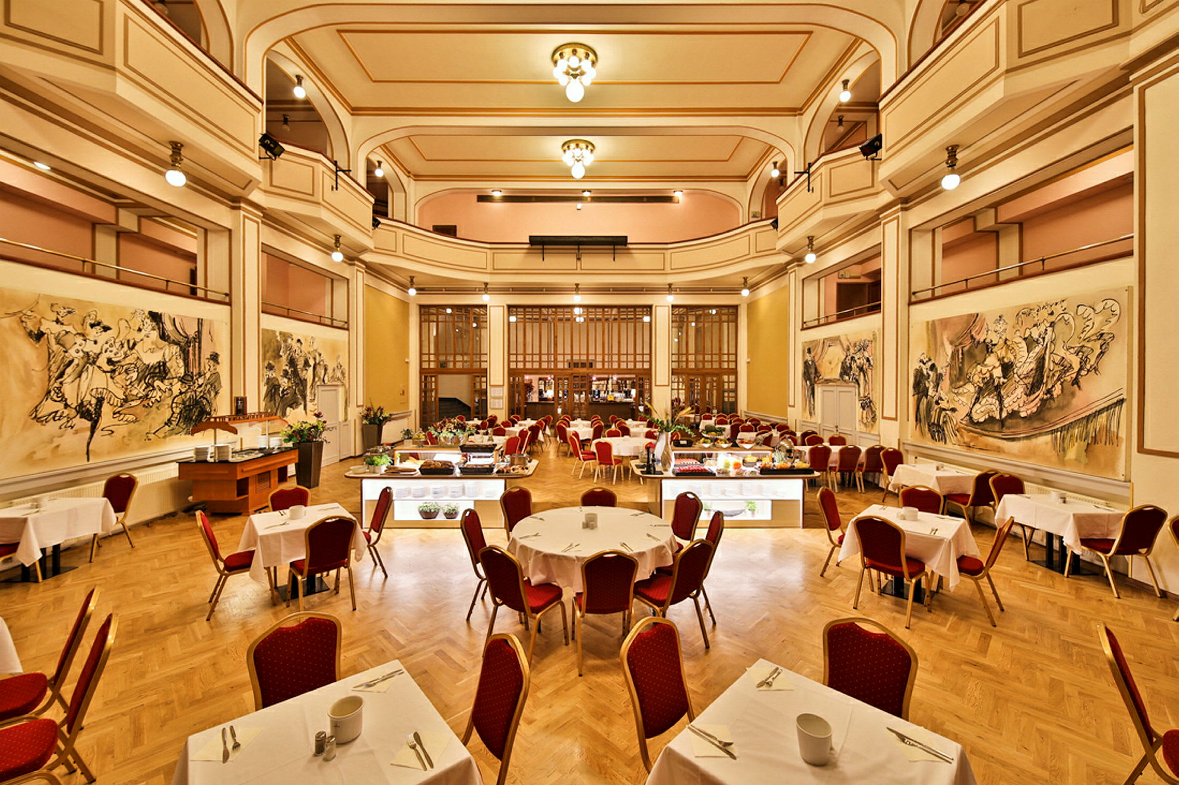 Bild av en rymlig restaurang med eleganta trädetaljer, målningar på väggarna och bord med röda stolar. (AI-genererad text)