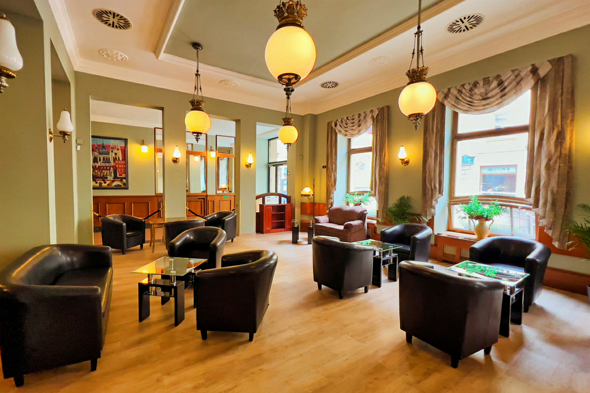 Ett hotellobbyområde med soffor och fåtöljer, bord och dekorativa lampor. (AI-genererad text)