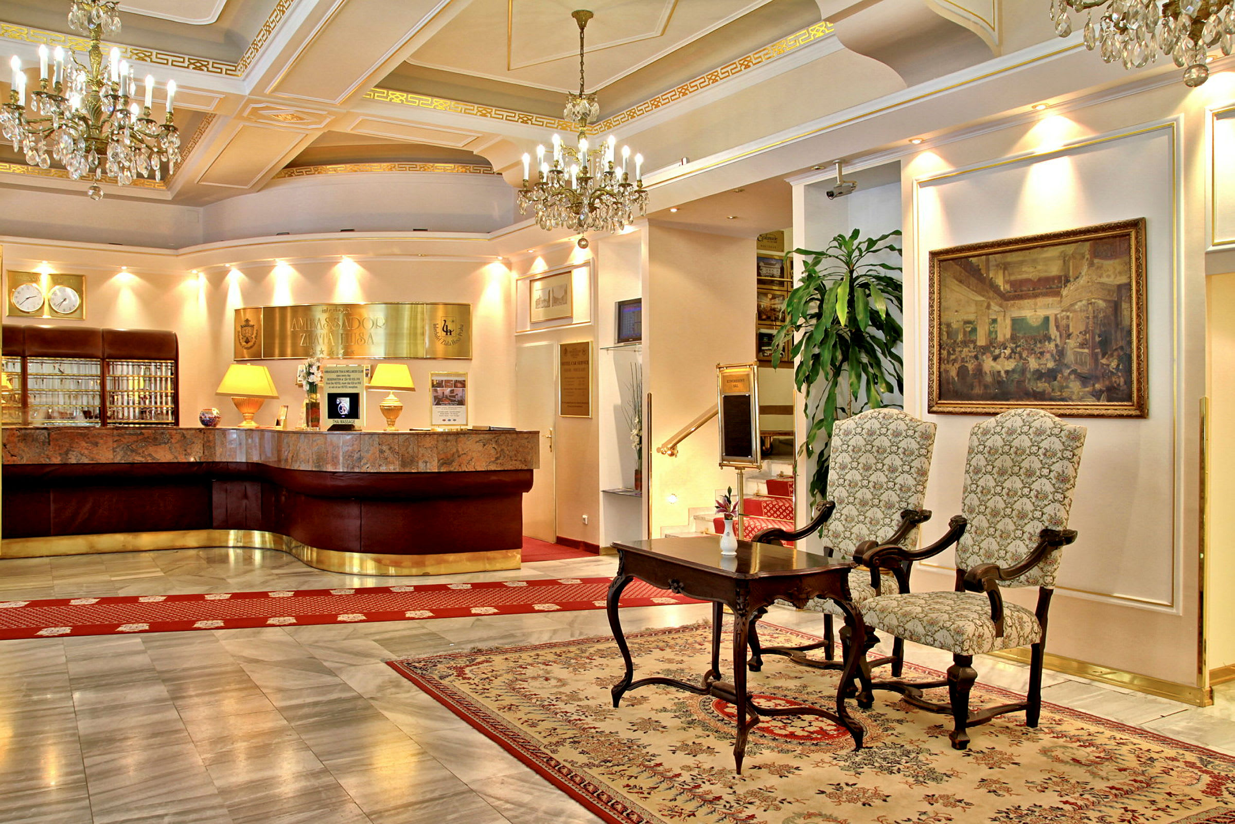 Hotellobby med receptionsdisk och elegant inredning. (AI-genererad text)
