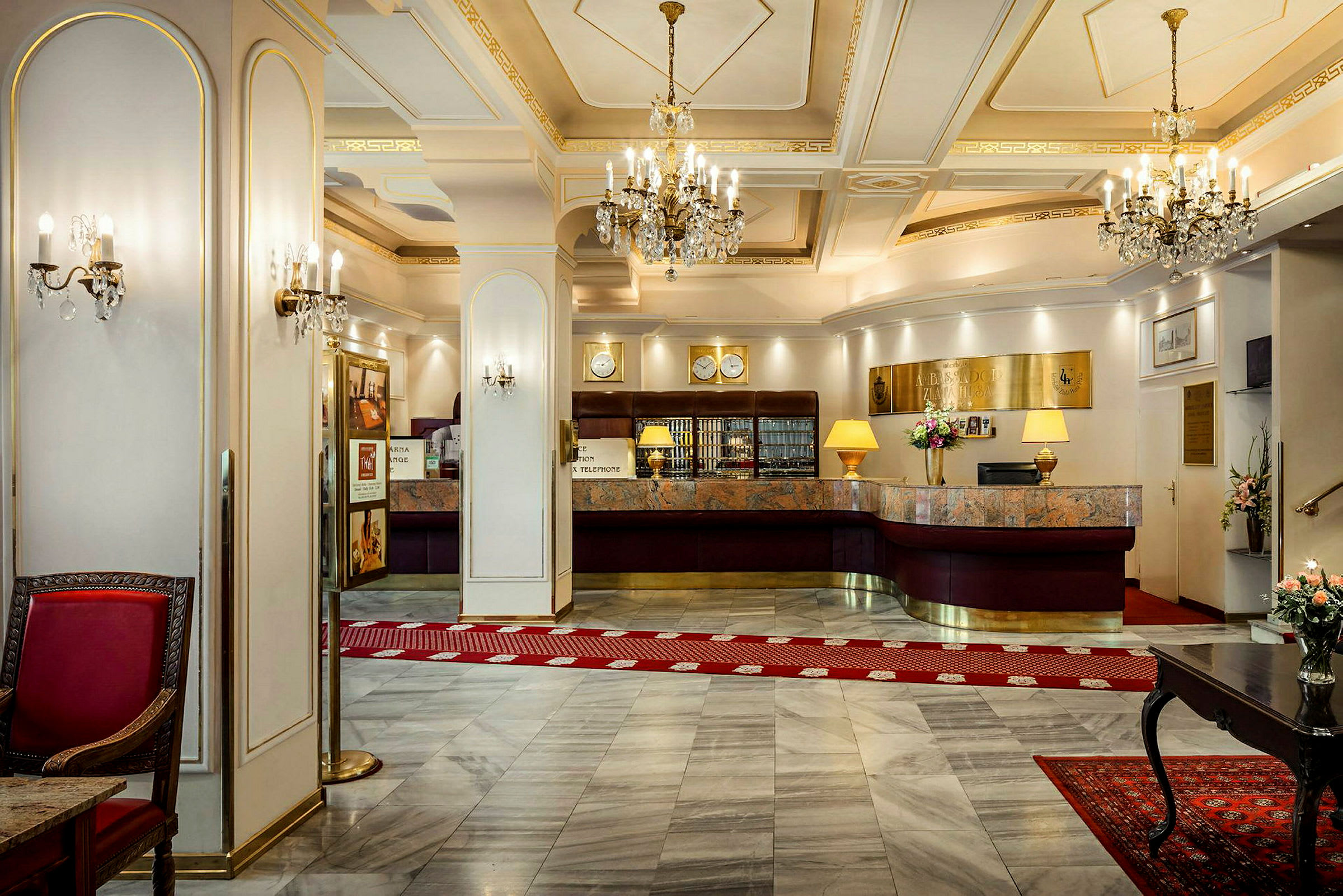 Hotellreception med marmorgolv, kristallkronor och ett elegant inrett område. (AI-genererad text)
