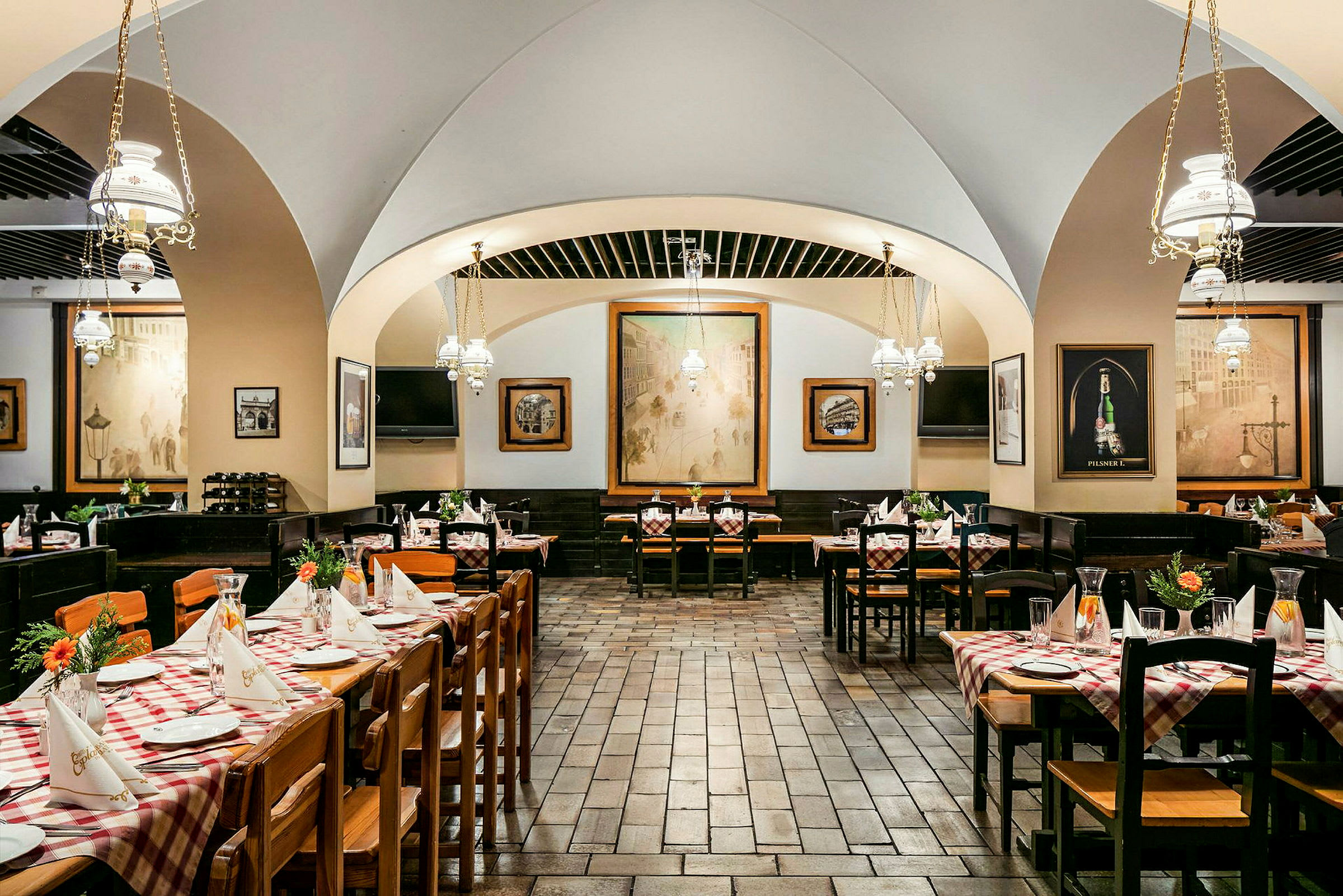 En restaurang inomhus med dukade bord och konstverk på väggarna. (AI-genererad text)