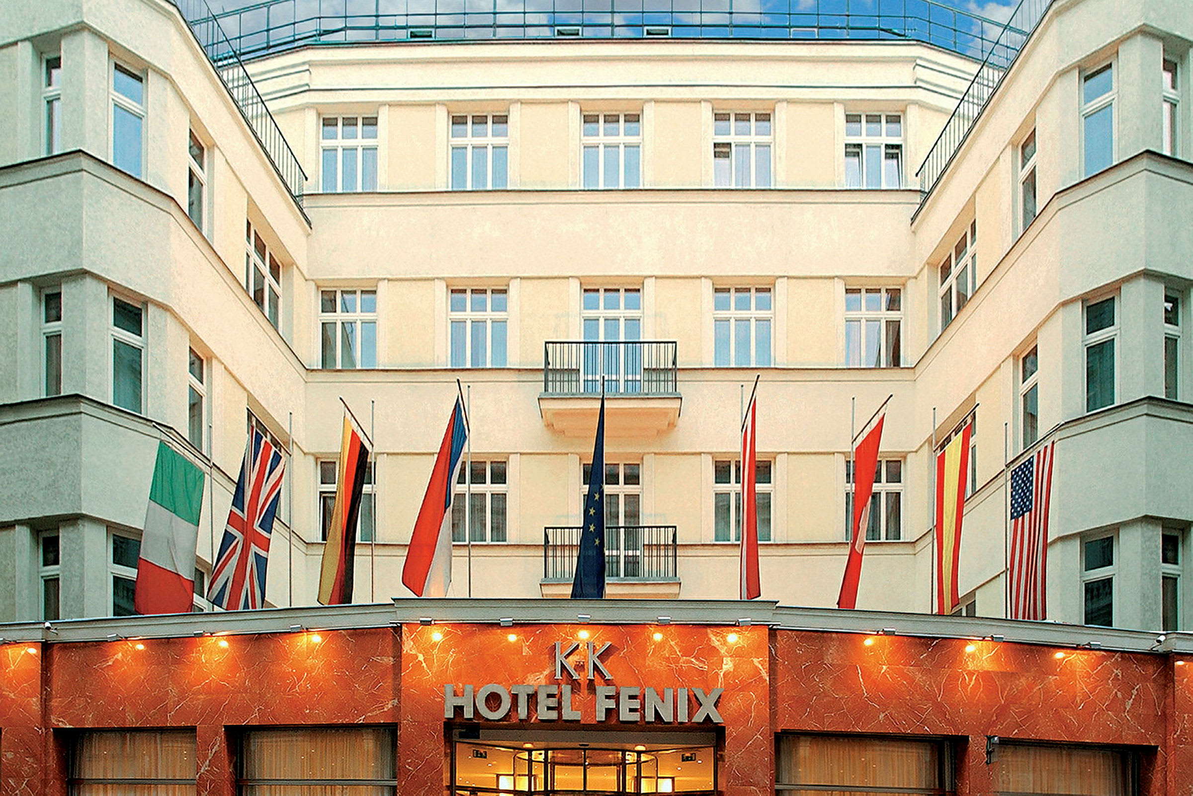 Bild av ett hotell med flaggor hissade ovanför ingången. (AI-genererad text)
