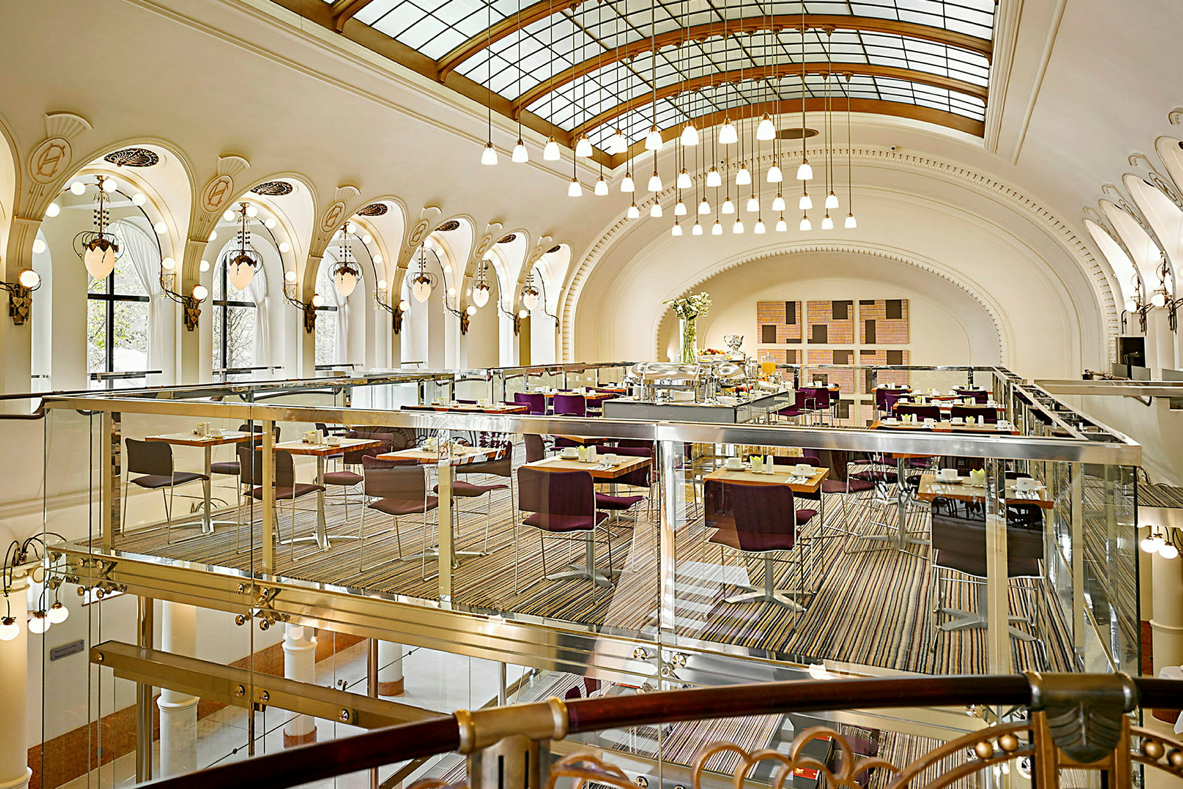 En luftig och elegant restaurang med högt tak och stora fönster bågformade valv. (AI-genererad text)
