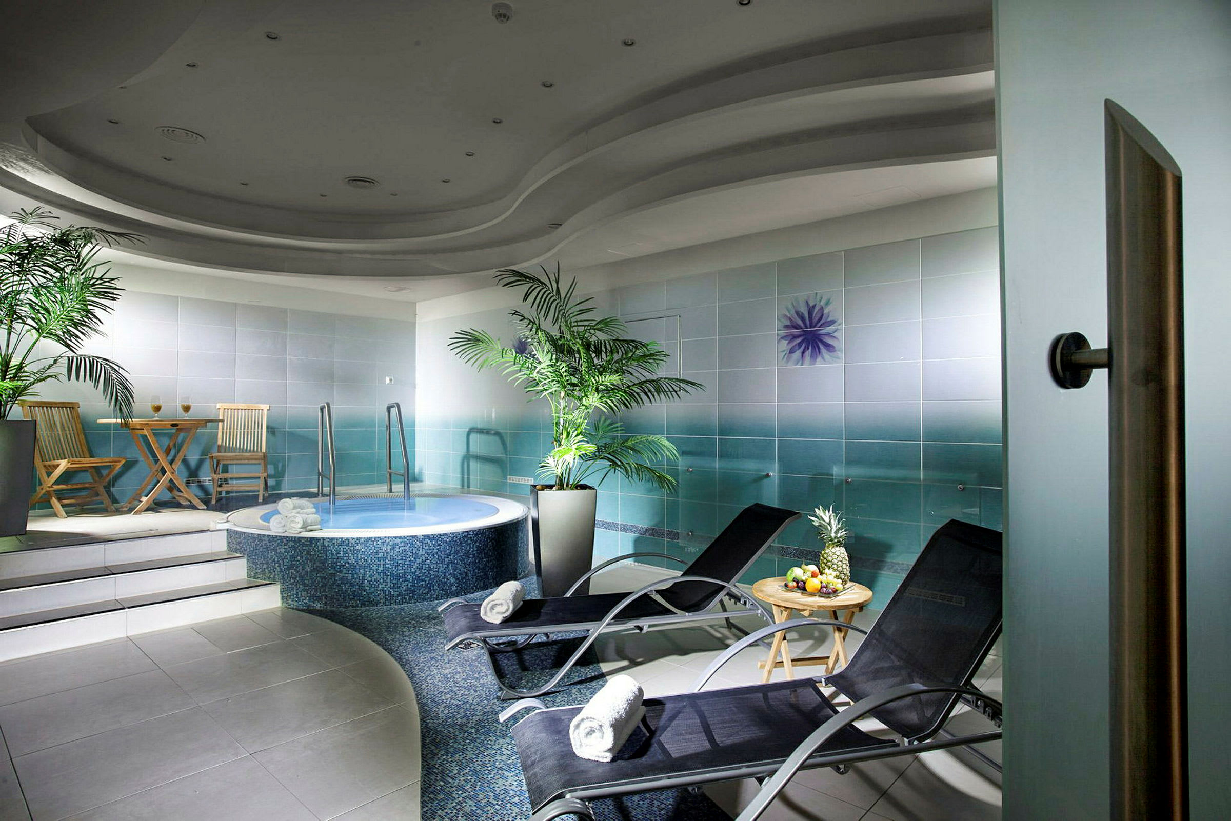 Spaområde med jacuzzi, solstolar och växter. (AI-genererad text)