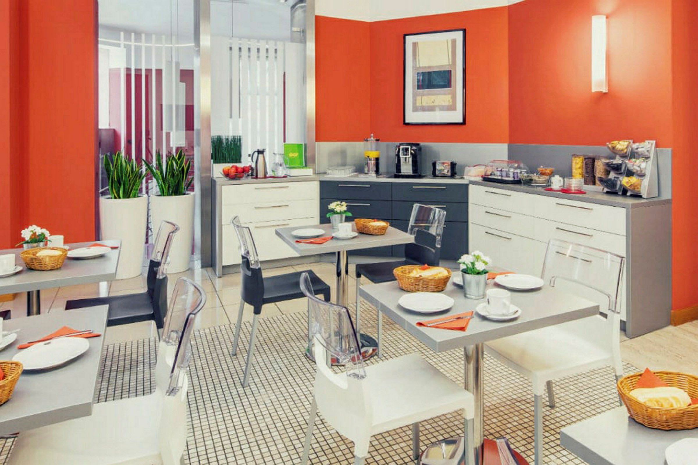 En matsal med flera bord uppsatta för servering, omgärdad av ljusa väggar och moderna dekorationer. (AI-genererad text)