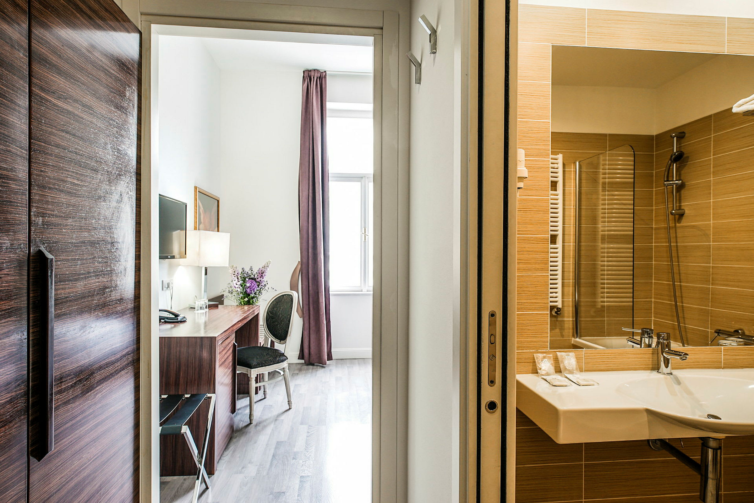 Ett hotellrum med utsikt över skrivbord och badrum. (AI-genererad text)