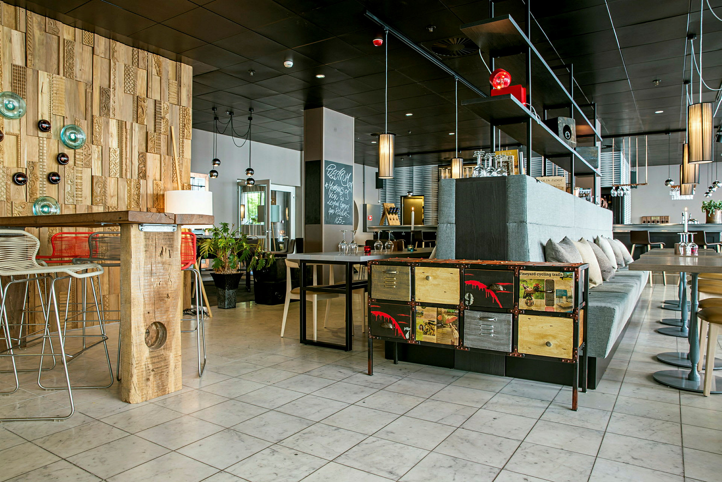 Ett modernt café eller restaurang med designad inredning, trädetaljer och stilfull belysning. (AI-genererad text)