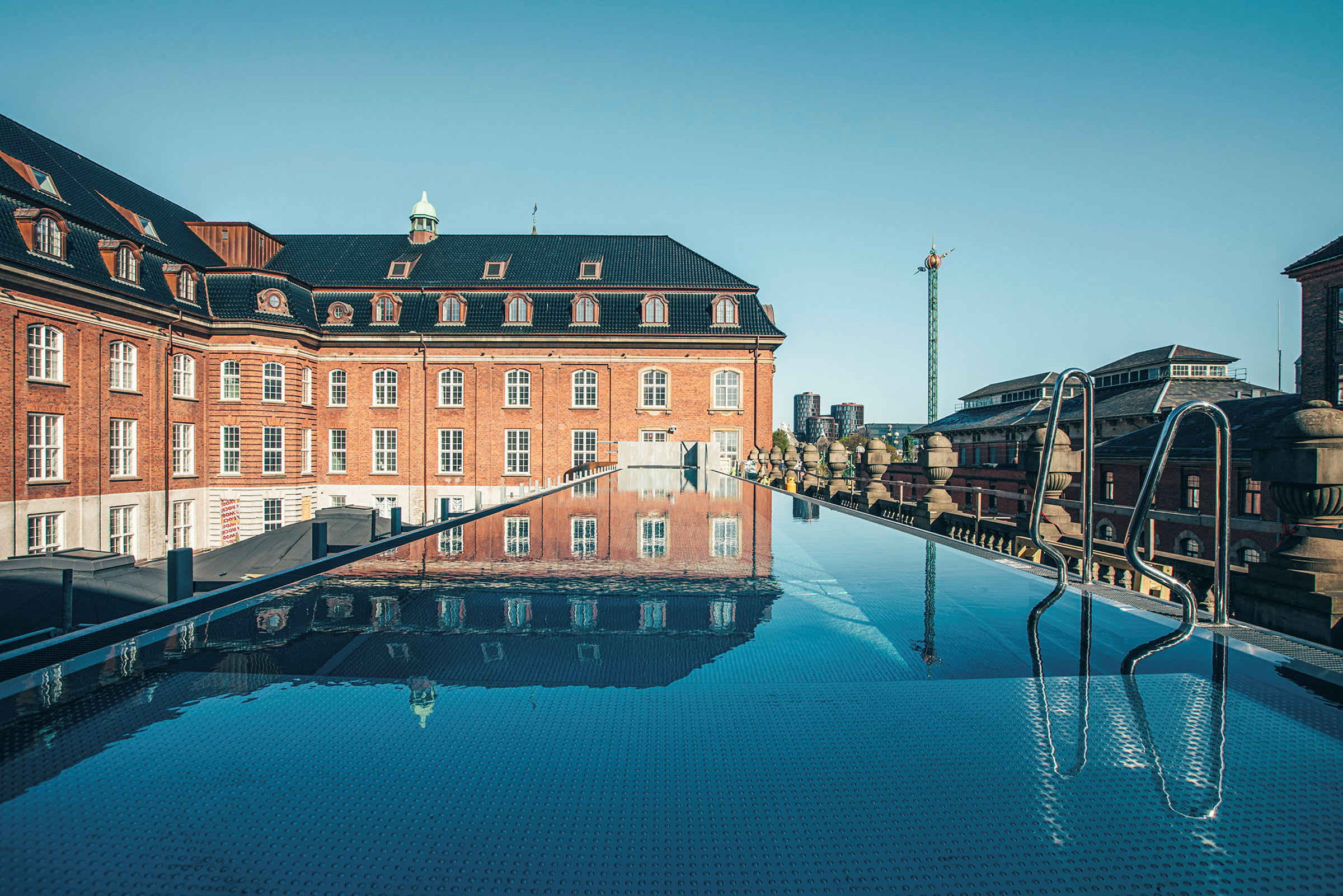 En takpool med utsikt över en gammal byggnad i tegel. (AI-genererad text)