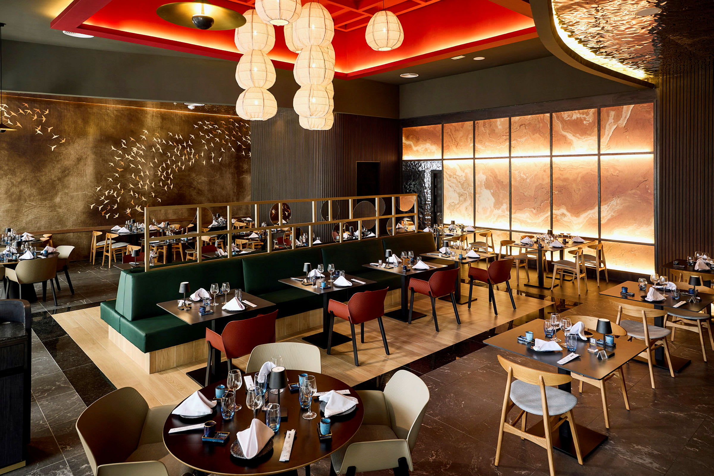 Interiör av en restaurang med modern design, bord, stolar och dekorationer. (AI-genererad text)