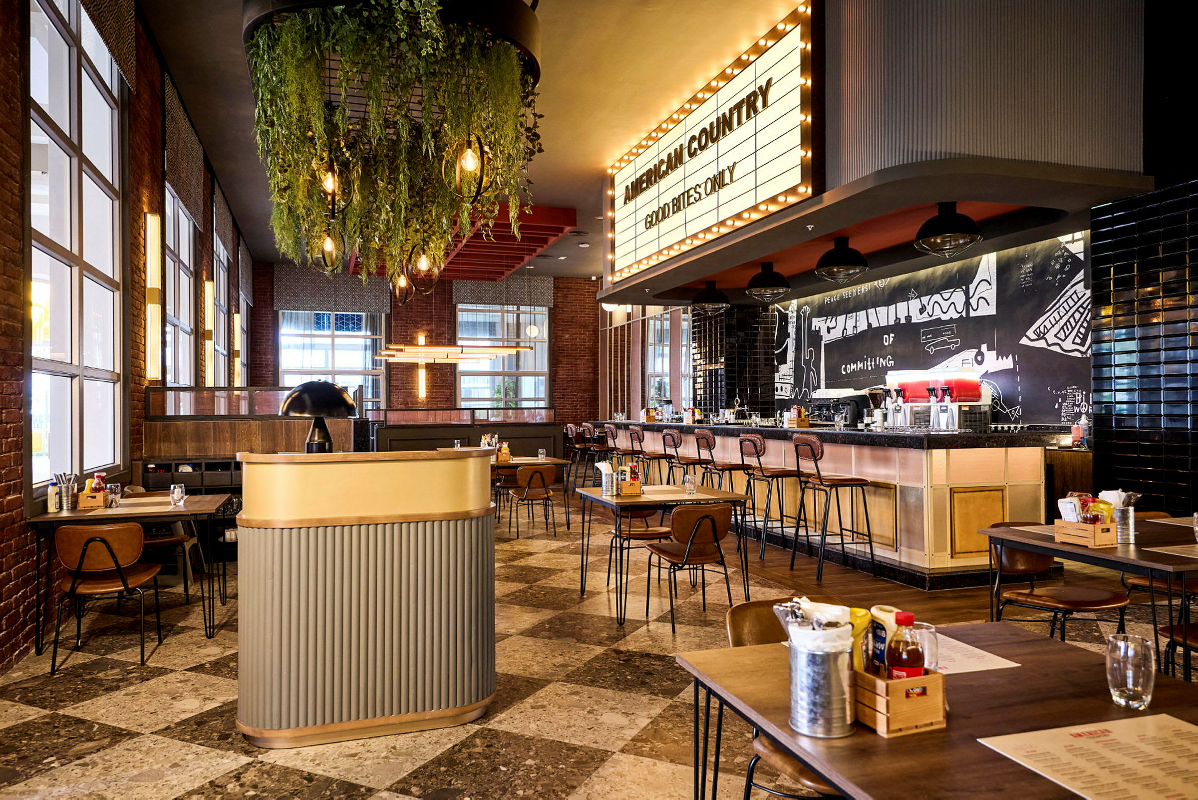 Interiör av en restaurang med bord, stolar och bar med dekorationer. (AI-genererad text)