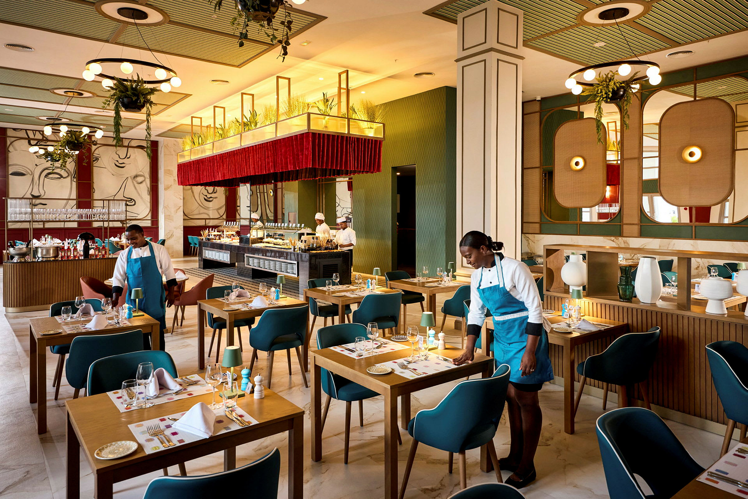 En restaurang med sittplatser och serveringsyta. (AI-genererad text)