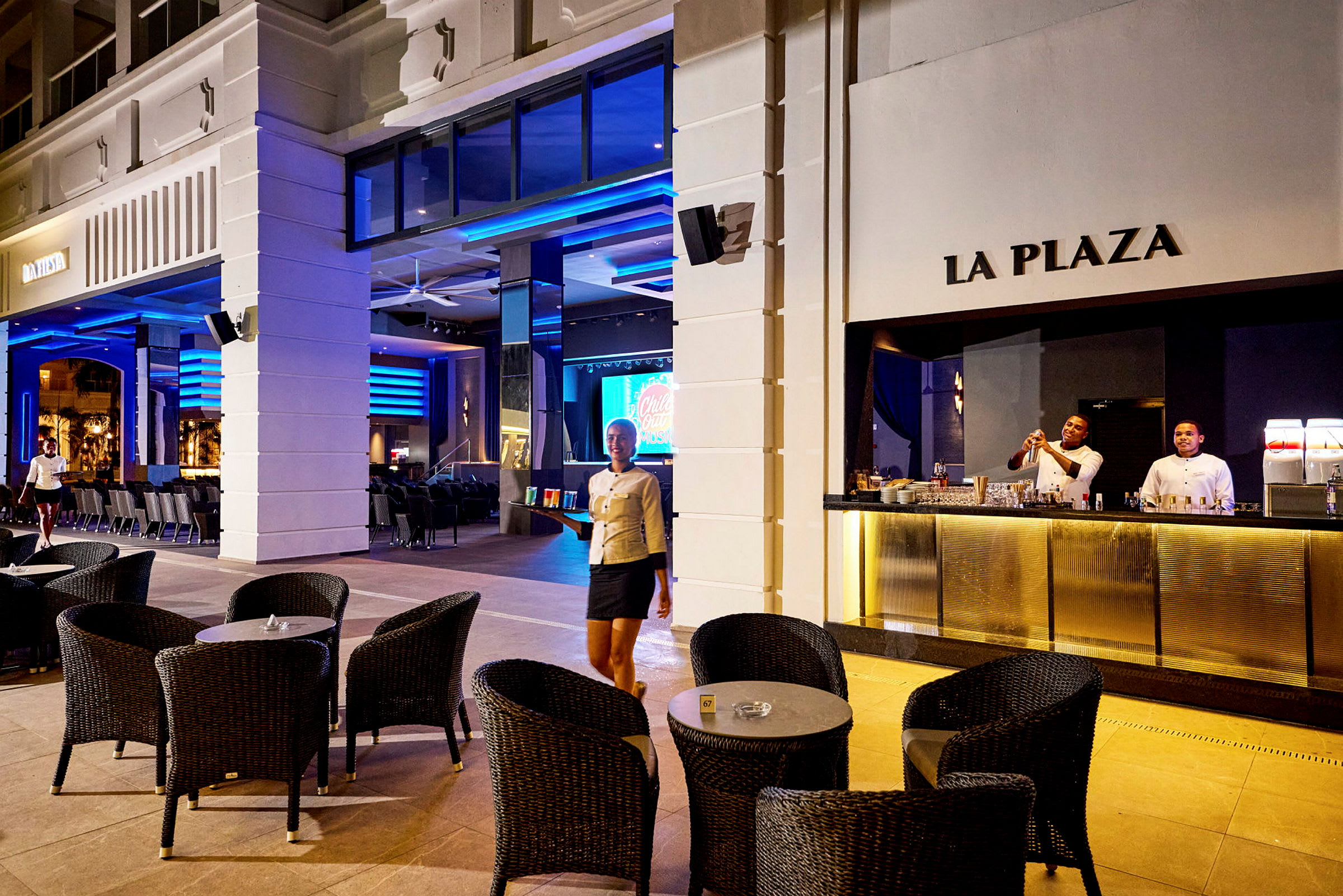 Utomhusområde med restaurang och bar. (AI-genererad text)