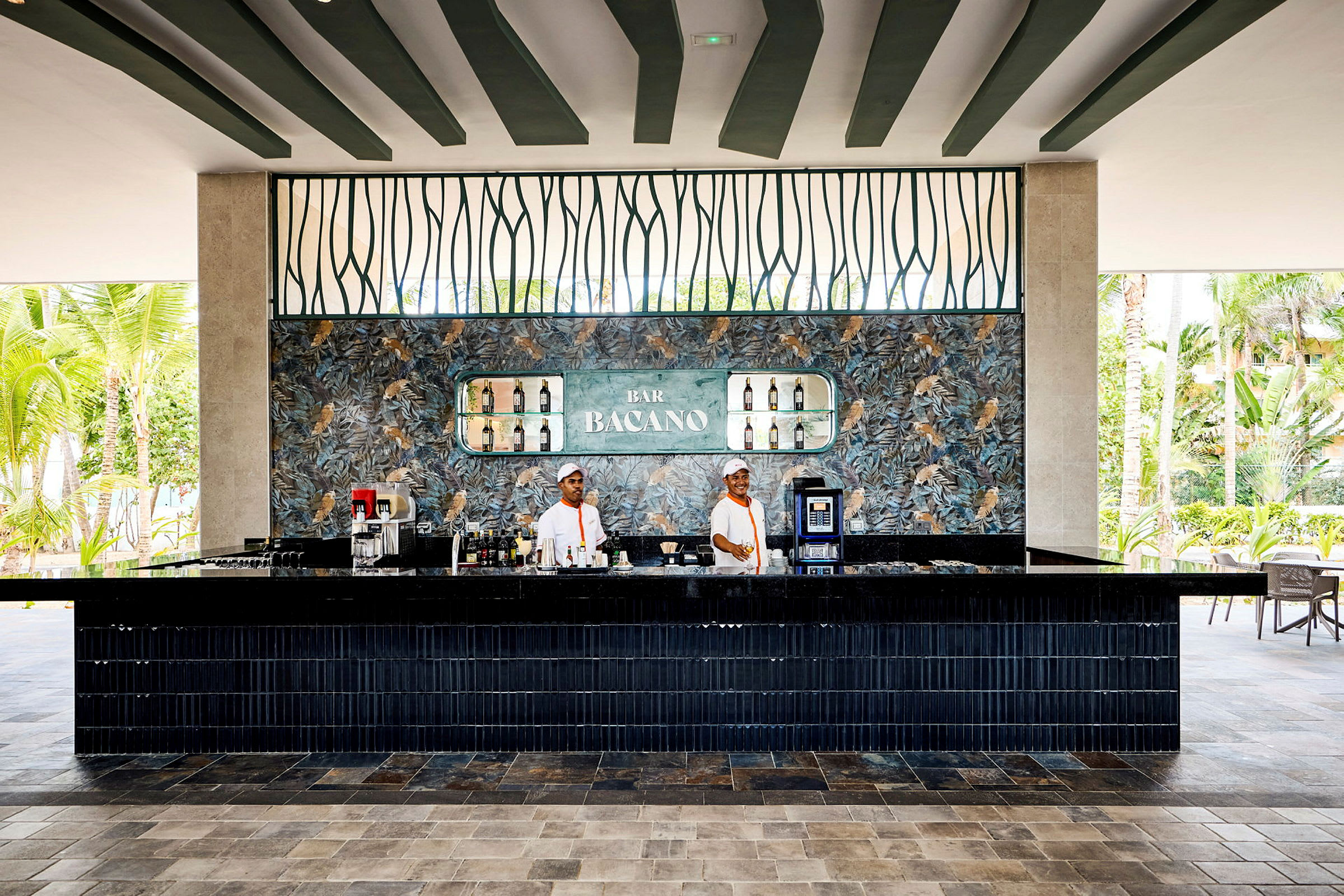 En elegant hotellbar med modern inredning och väggdesign. (AI-genererad text)