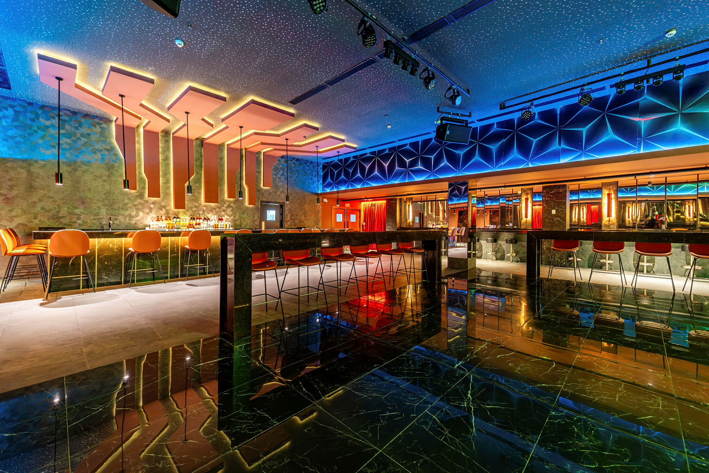 En modern bar med sittplatser och dekorativa belysning. (AI-genererad text)