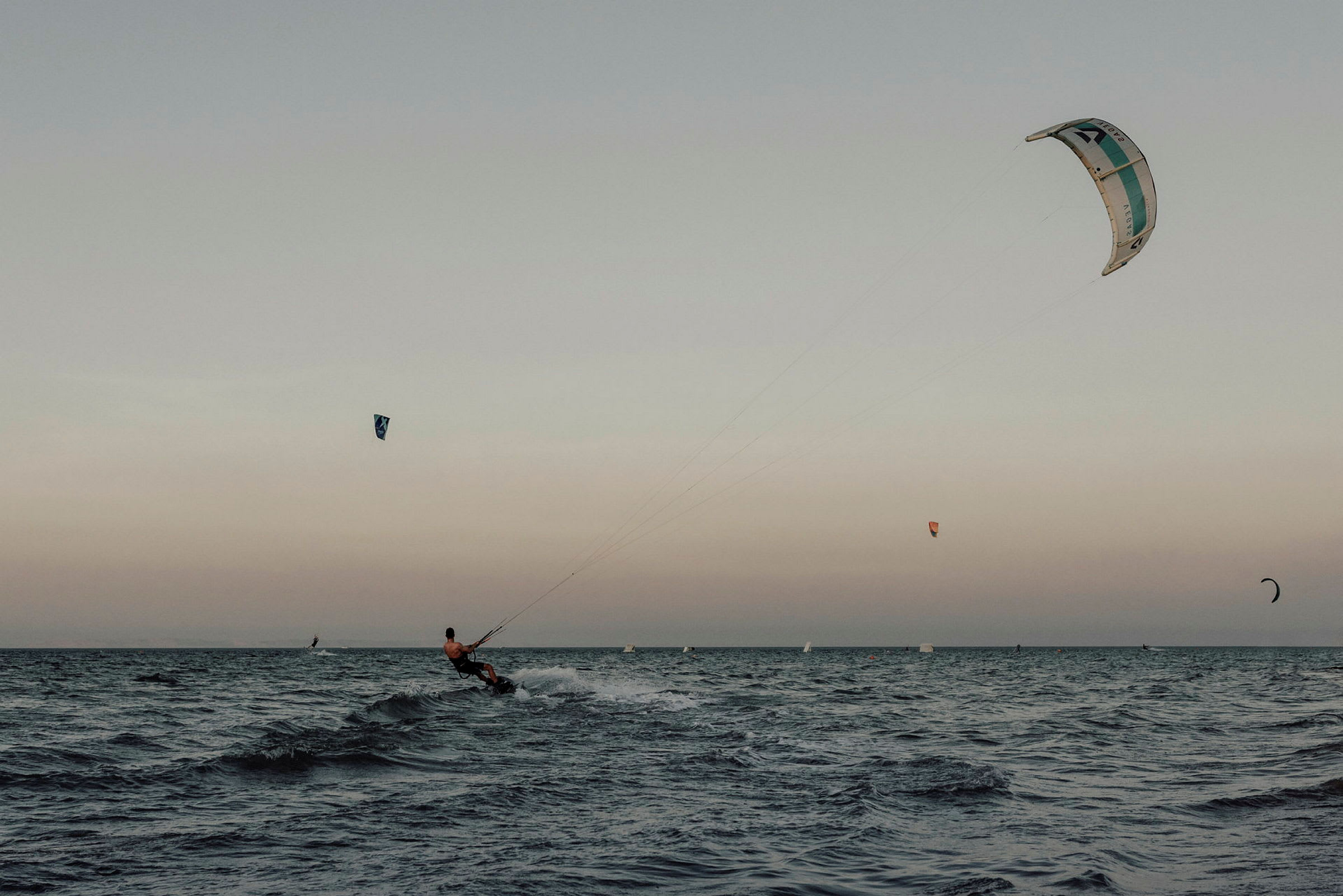 En person åker kitesurfing på havet. (AI-genererad text)